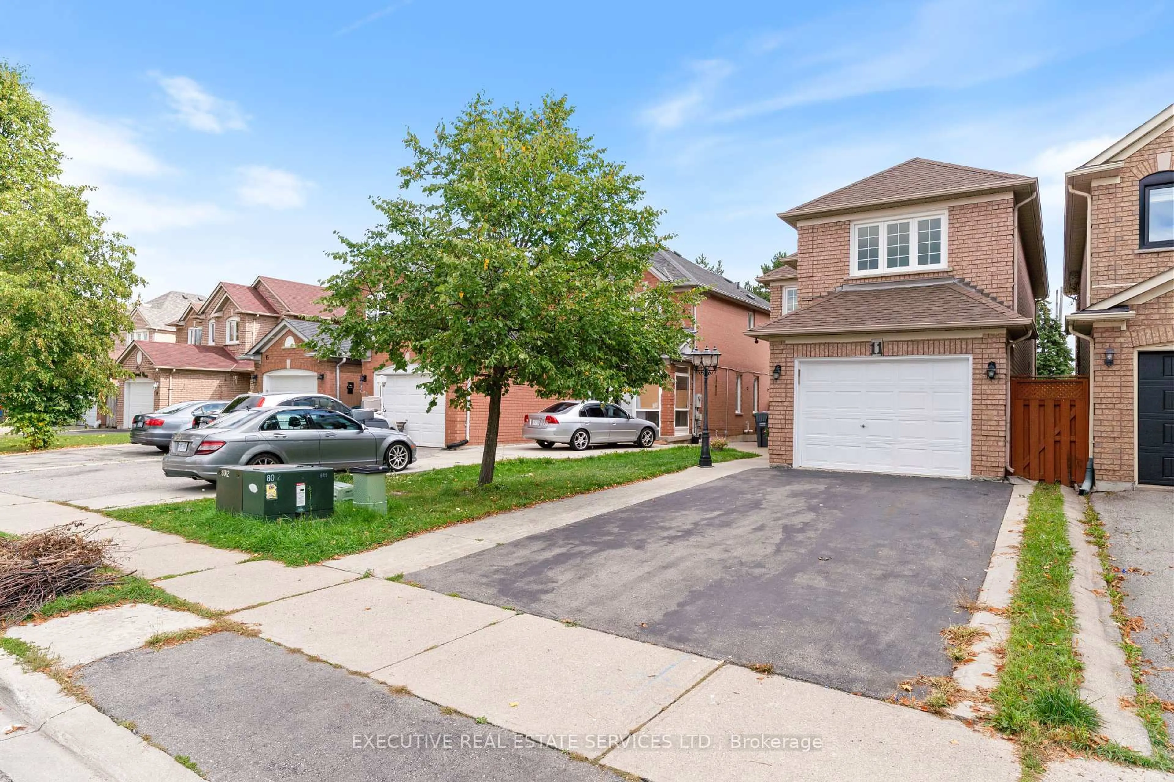 A pic from outside/outdoor area/front of a property/back of a property/a pic from drone, street for 11 Upwood Pl, Brampton Ontario L6R 1T3