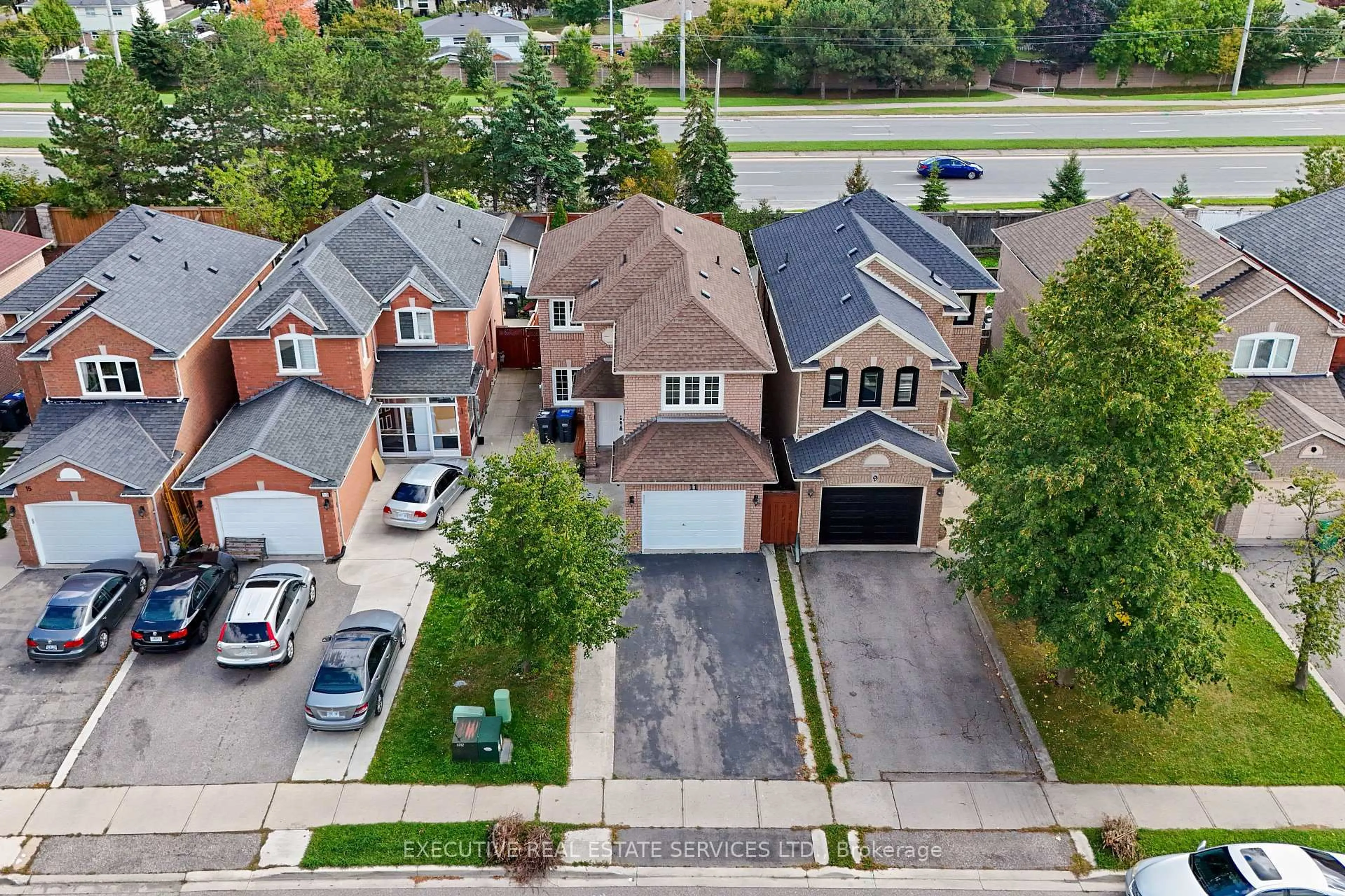 A pic from outside/outdoor area/front of a property/back of a property/a pic from drone, street for 11 Upwood Pl, Brampton Ontario L6R 1T3