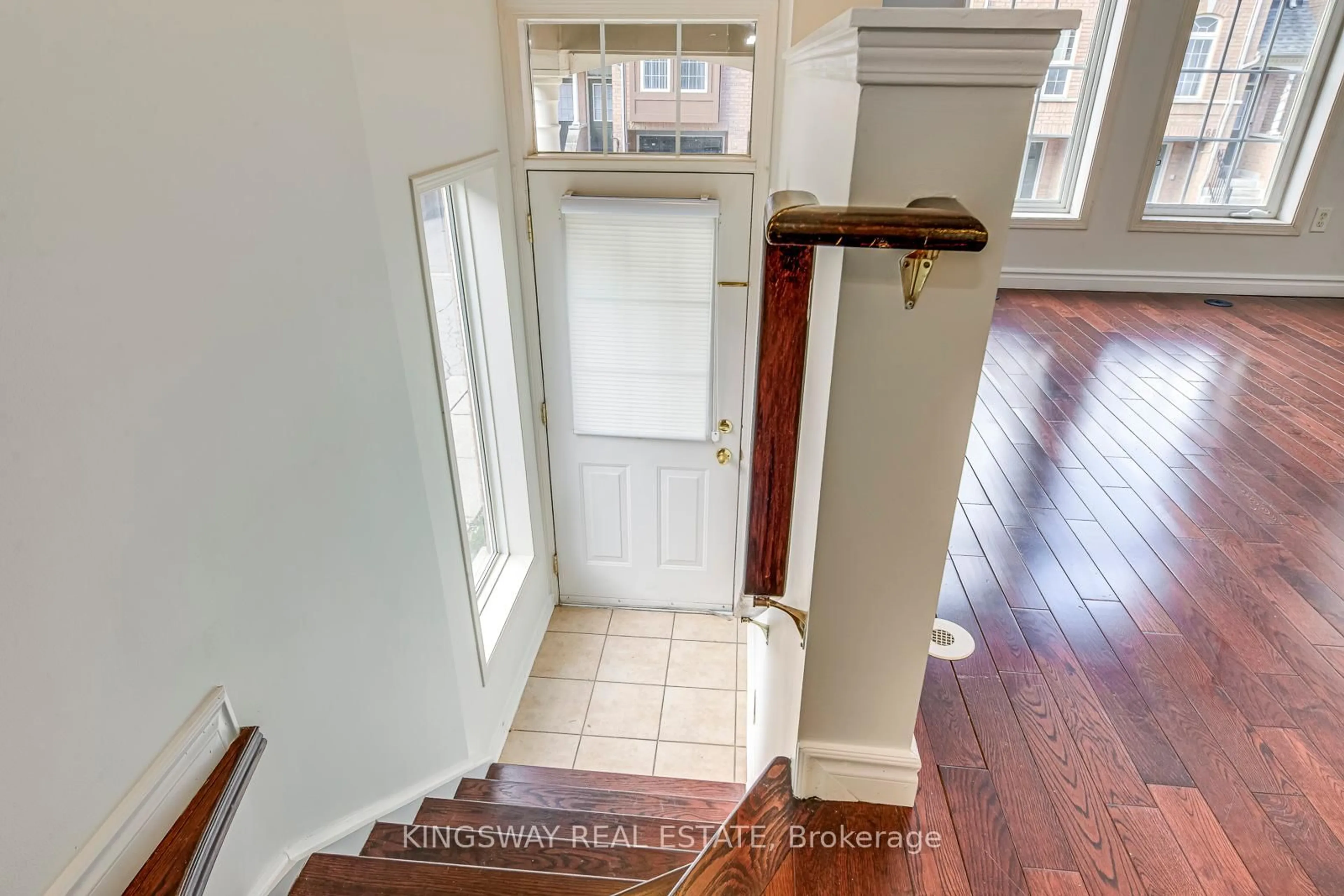 Indoor entryway for 50 Strathaven Dr #61, Mississauga Ontario L5R 4E7