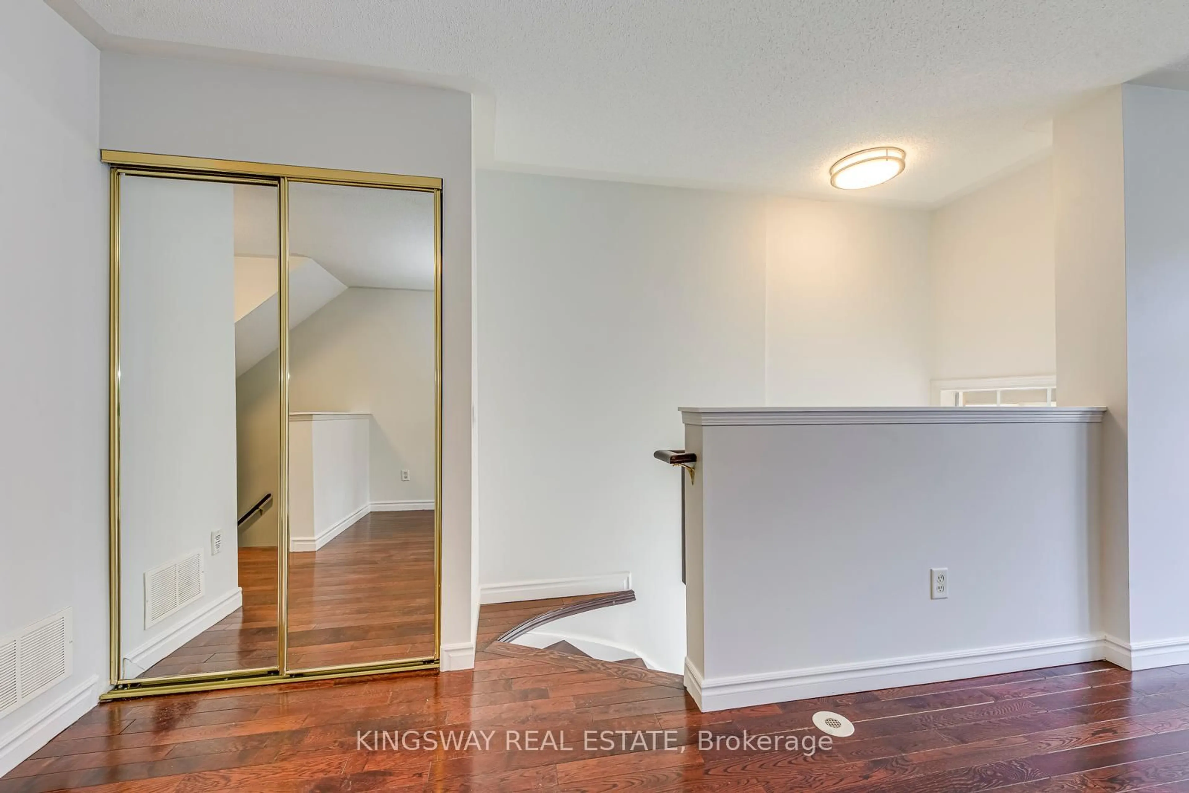 Indoor entryway for 50 Strathaven Dr #61, Mississauga Ontario L5R 4E7