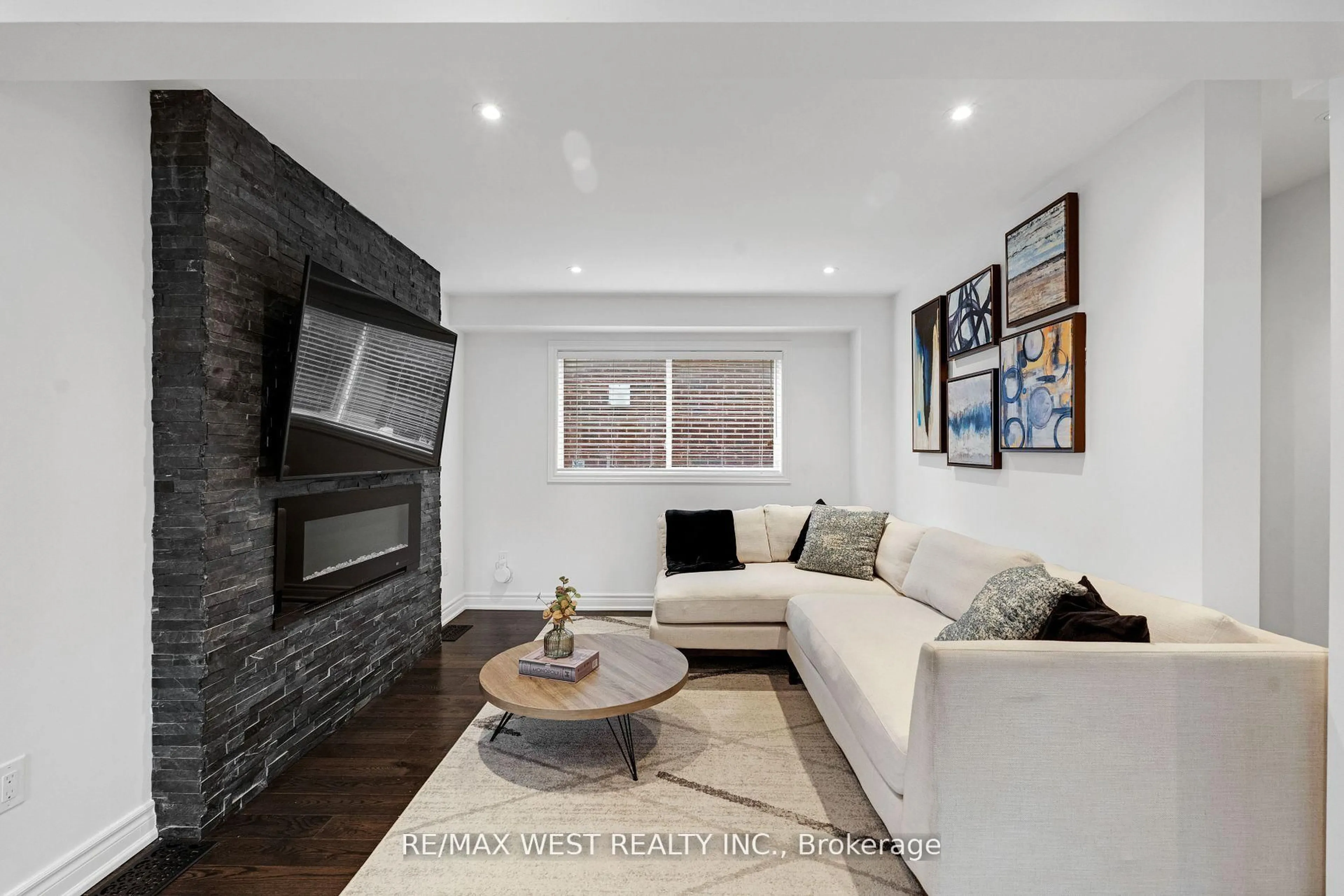 Living room with furniture, unknown for 43 Wakely Blvd, Caledon Ontario L7E 2H1