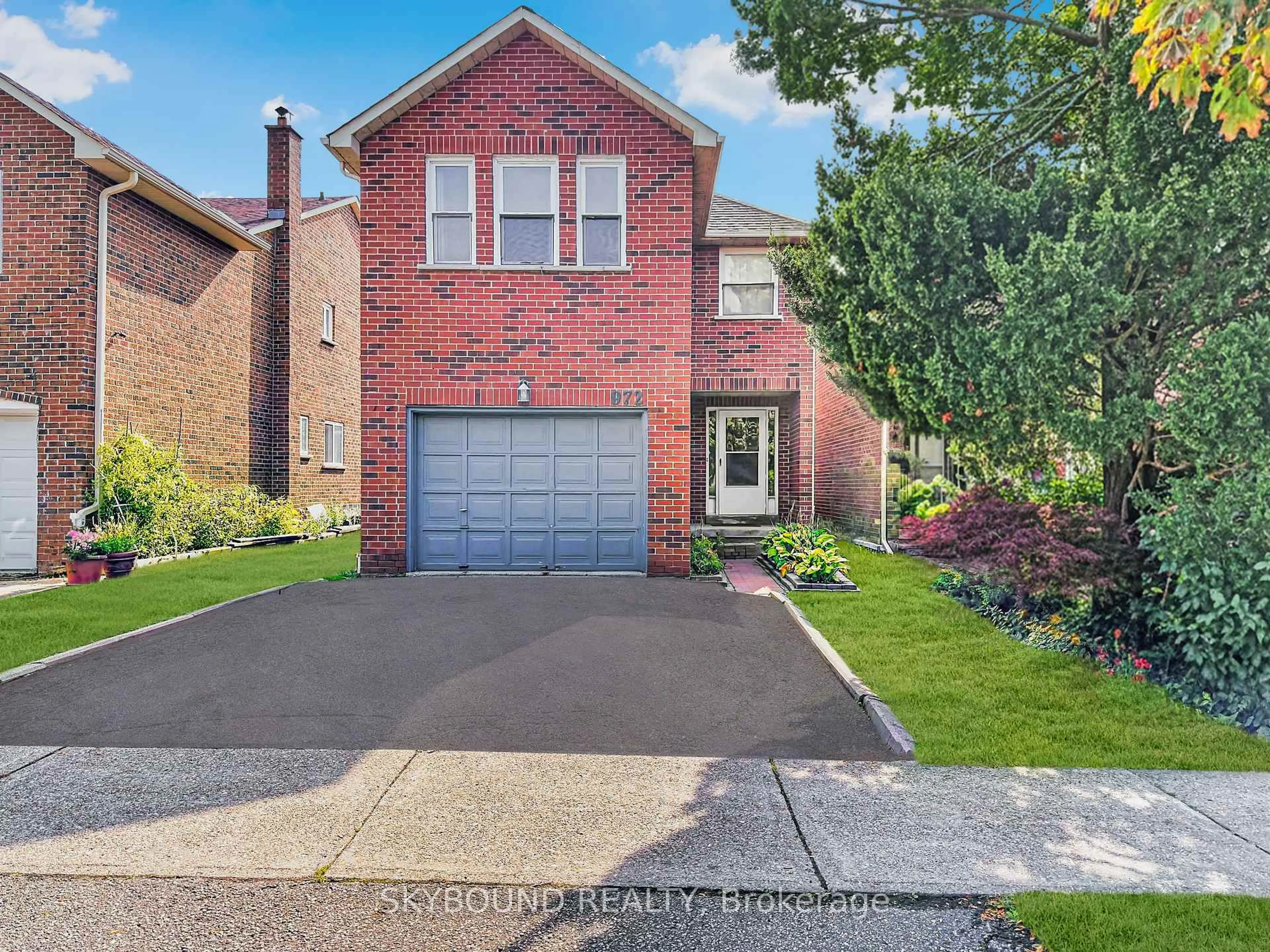 Home with brick exterior material, street for 972 Deer Ru, Mississauga Ontario L5C 4B2
