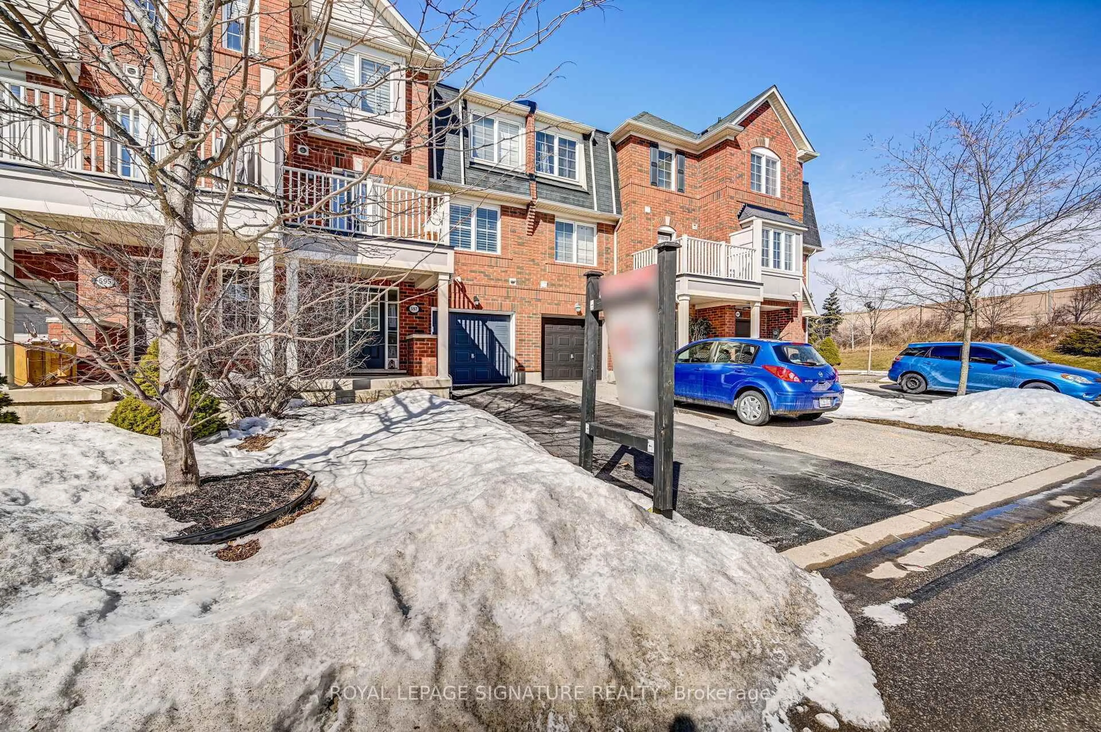 A pic from outside/outdoor area/front of a property/back of a property/a pic from drone, street for 597 Speyer Circ, Milton Ontario L9T 0Y5