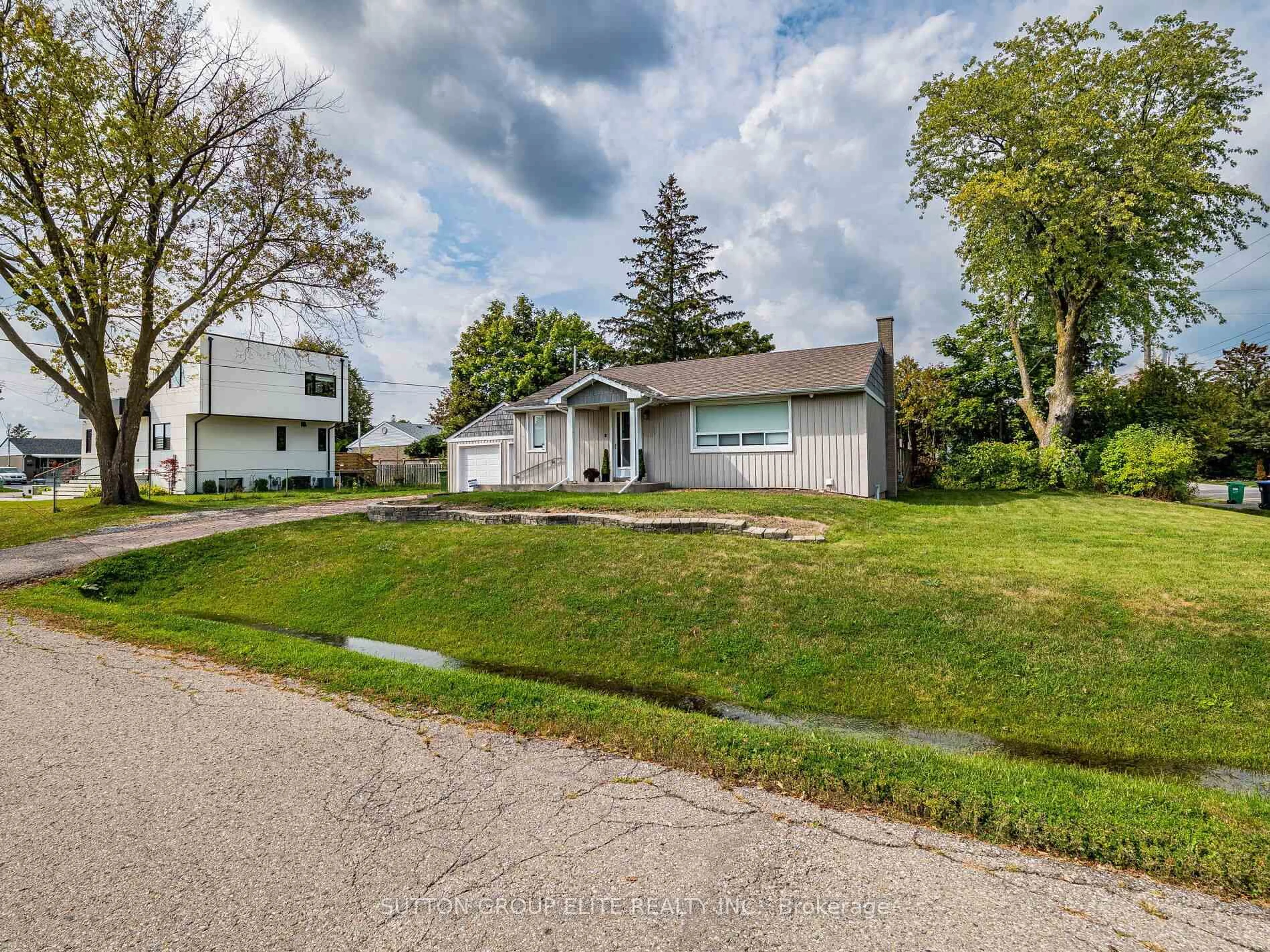 A pic from outside/outdoor area/front of a property/back of a property/a pic from drone, street for 107 Martha St, Caledon Ontario L7E 4X5
