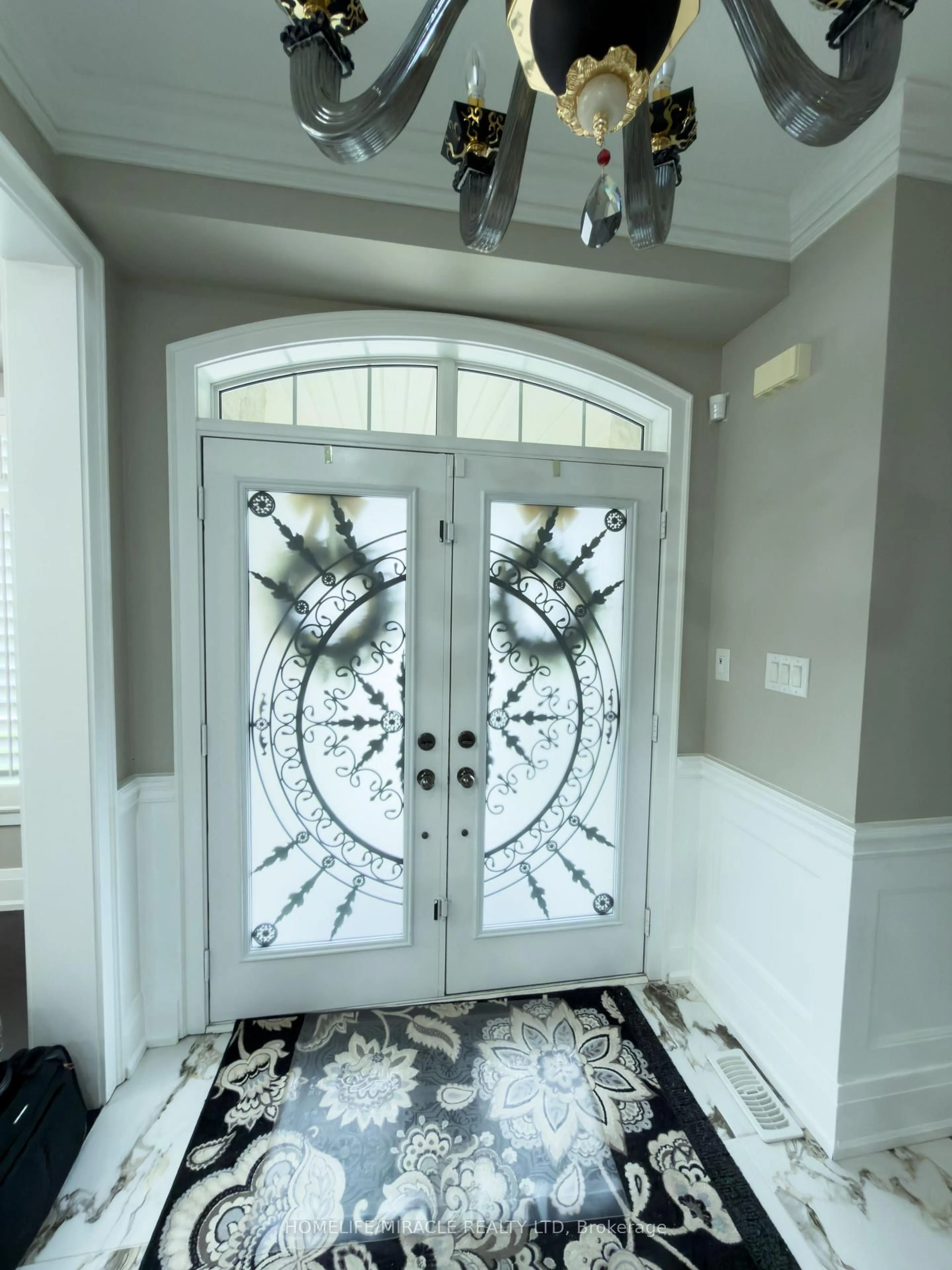 Indoor entryway for 404 Queen Mary Dr, Brampton Ontario L7A 4K4