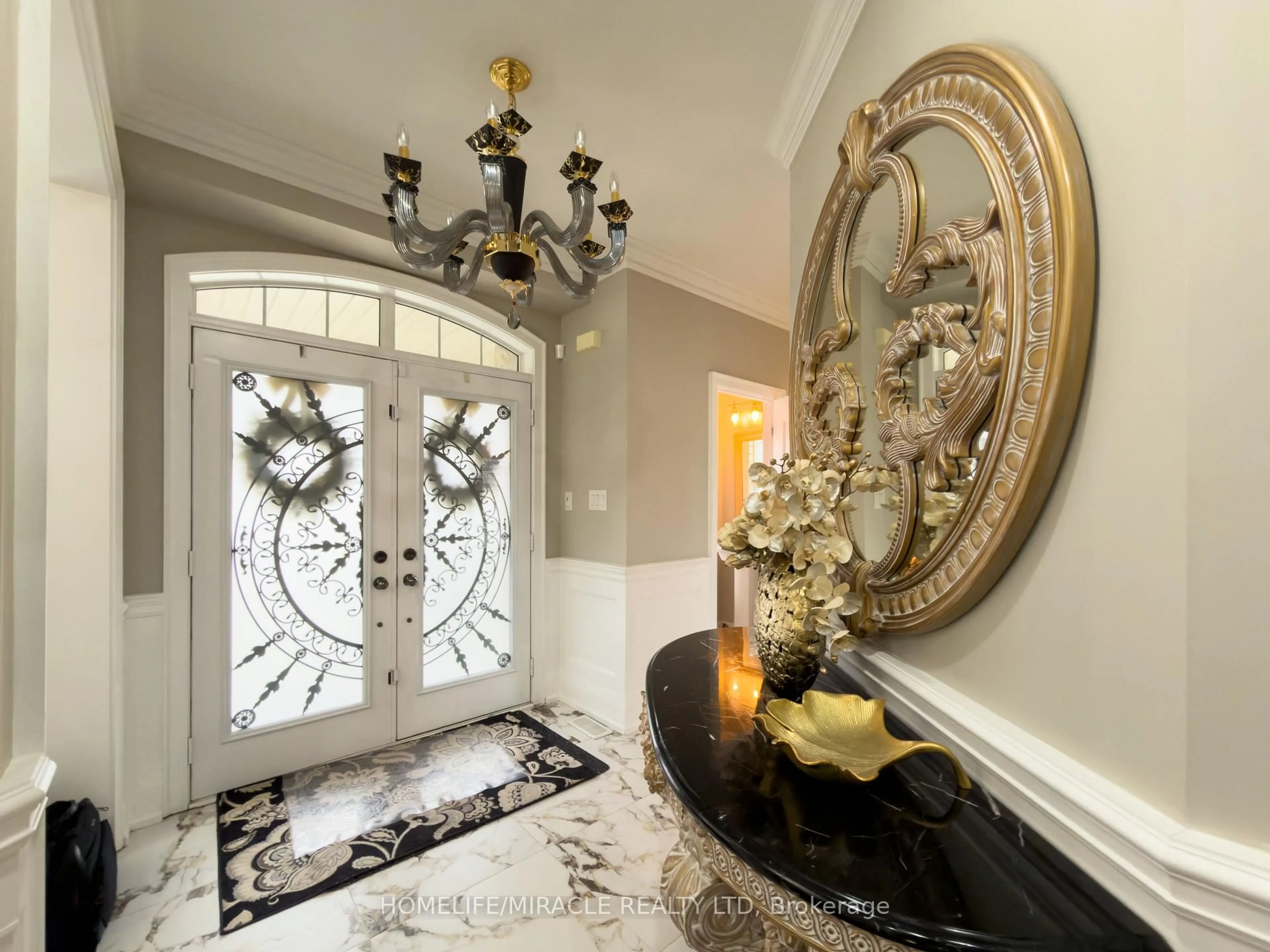 Indoor entryway for 404 Queen Mary Dr, Brampton Ontario L7A 4K4