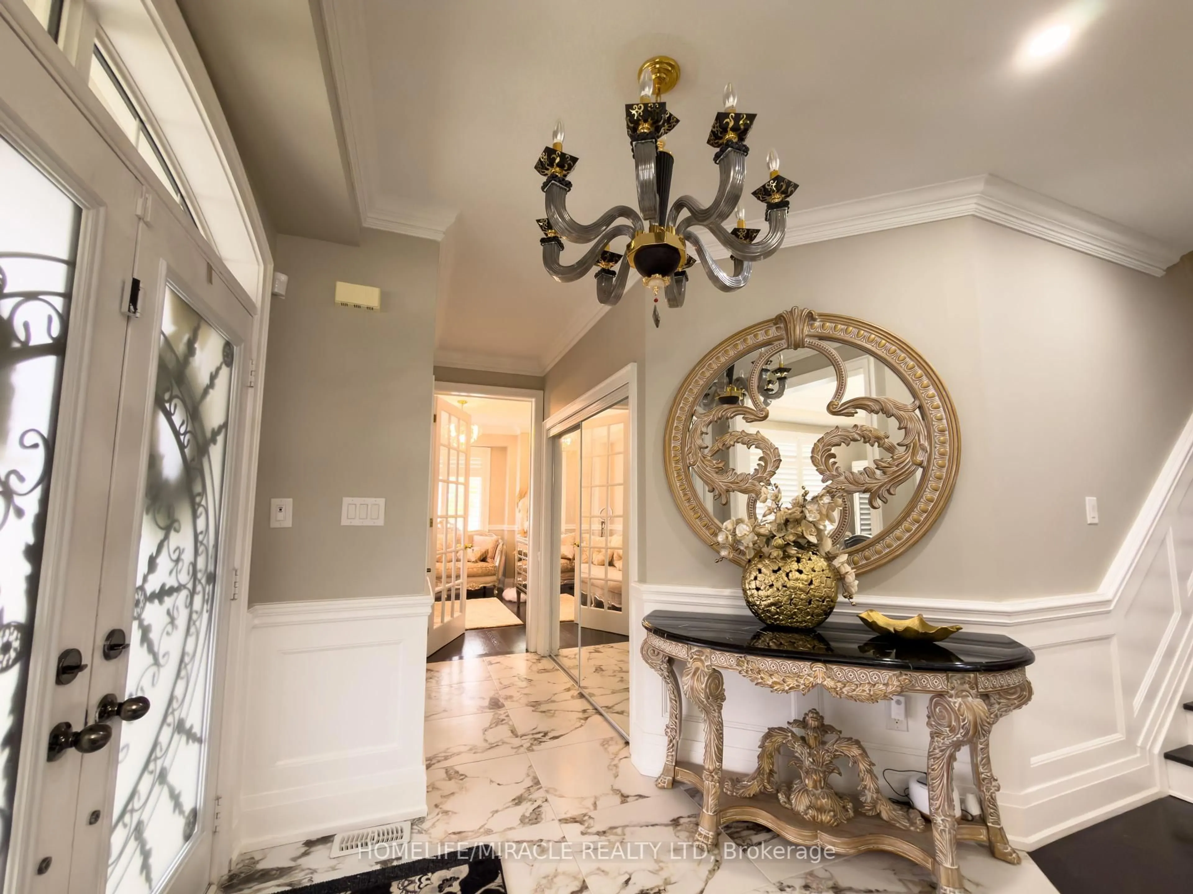 Indoor entryway for 404 Queen Mary Dr, Brampton Ontario L7A 4K4
