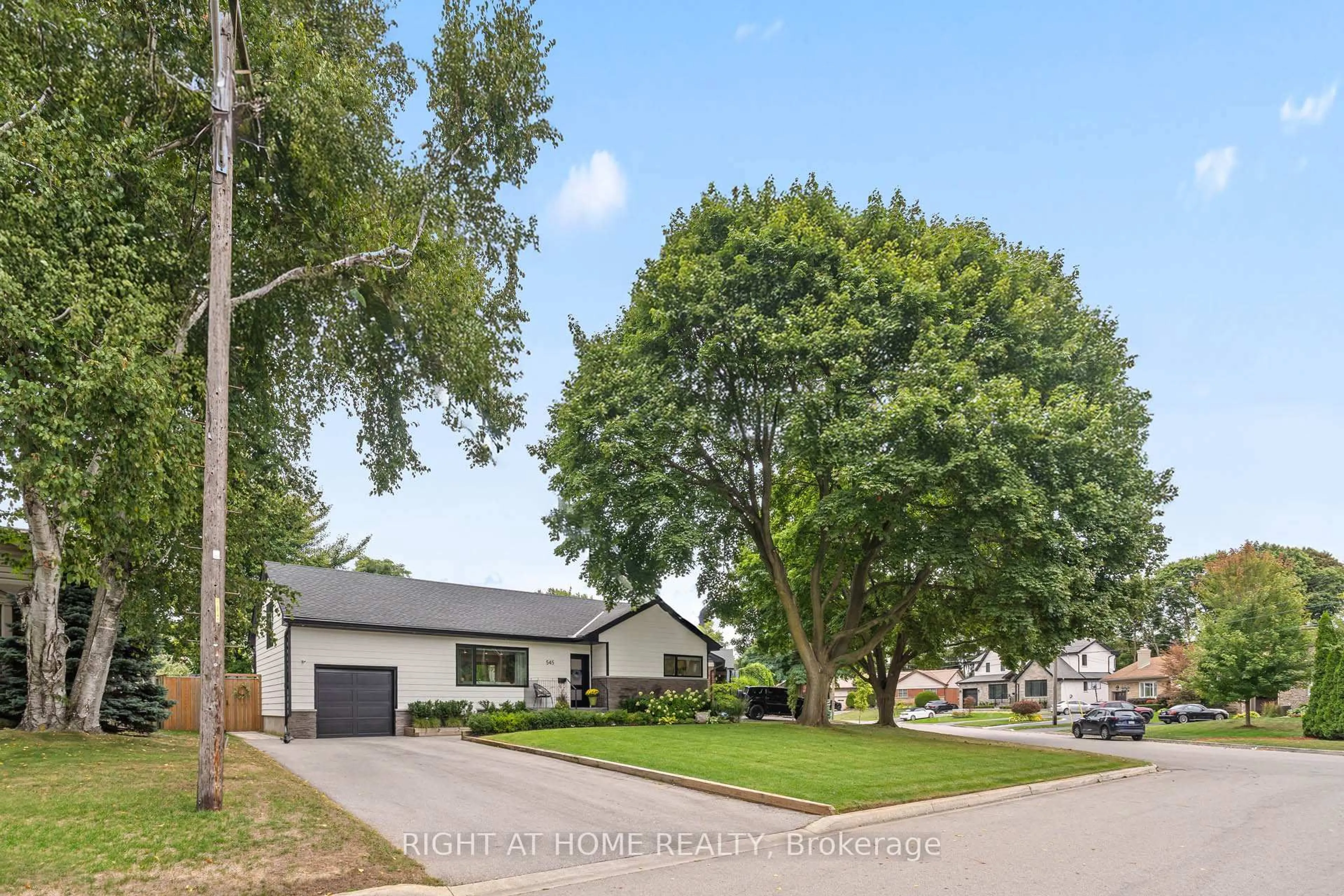 A pic from outside/outdoor area/front of a property/back of a property/a pic from drone, street for 545 Huron Dr, Burlington Ontario L7T 3V4