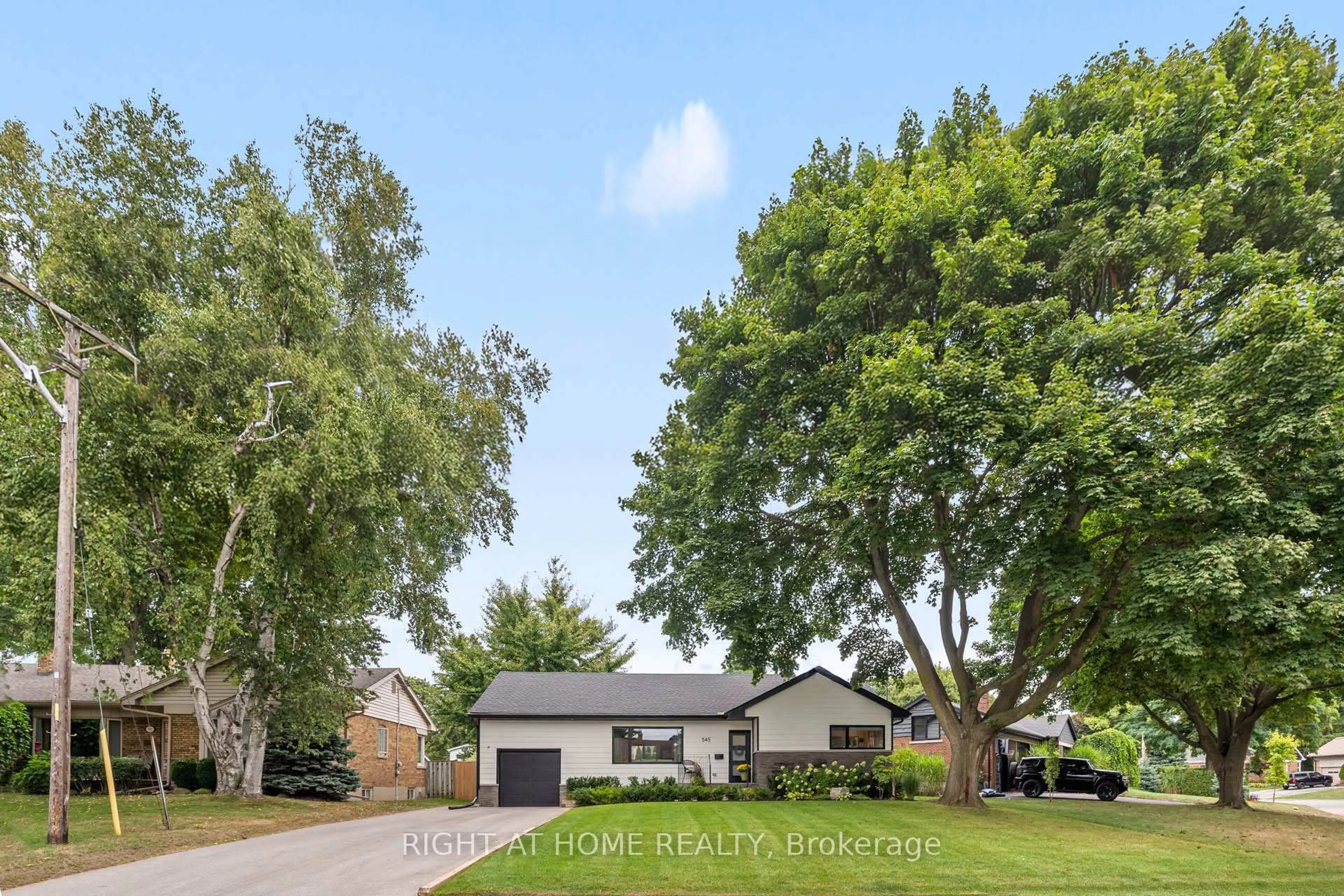A pic from outside/outdoor area/front of a property/back of a property/a pic from drone, street for 545 Huron Dr, Burlington Ontario L7T 3V4