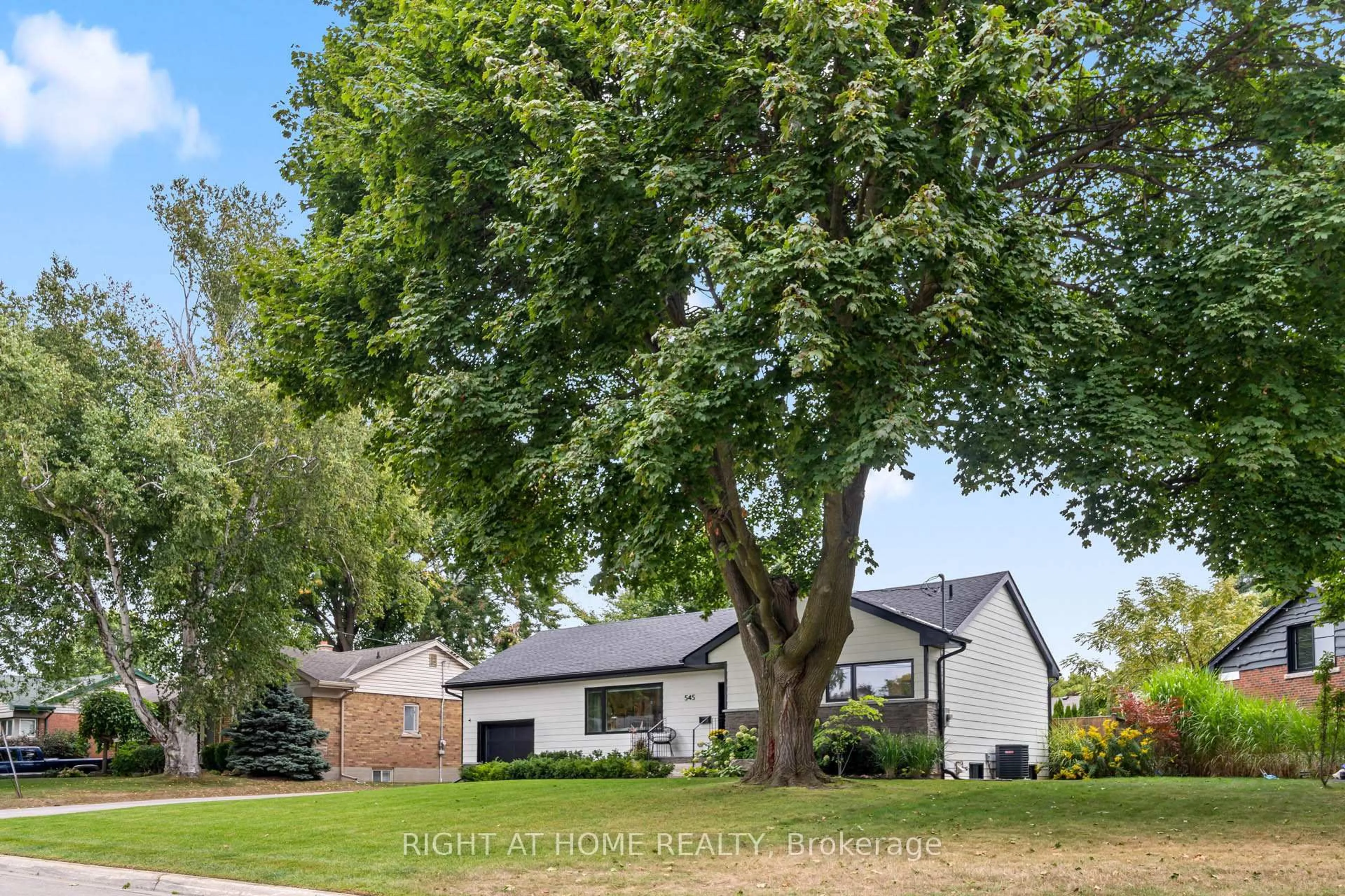 A pic from outside/outdoor area/front of a property/back of a property/a pic from drone, street for 545 Huron Dr, Burlington Ontario L7T 3V4
