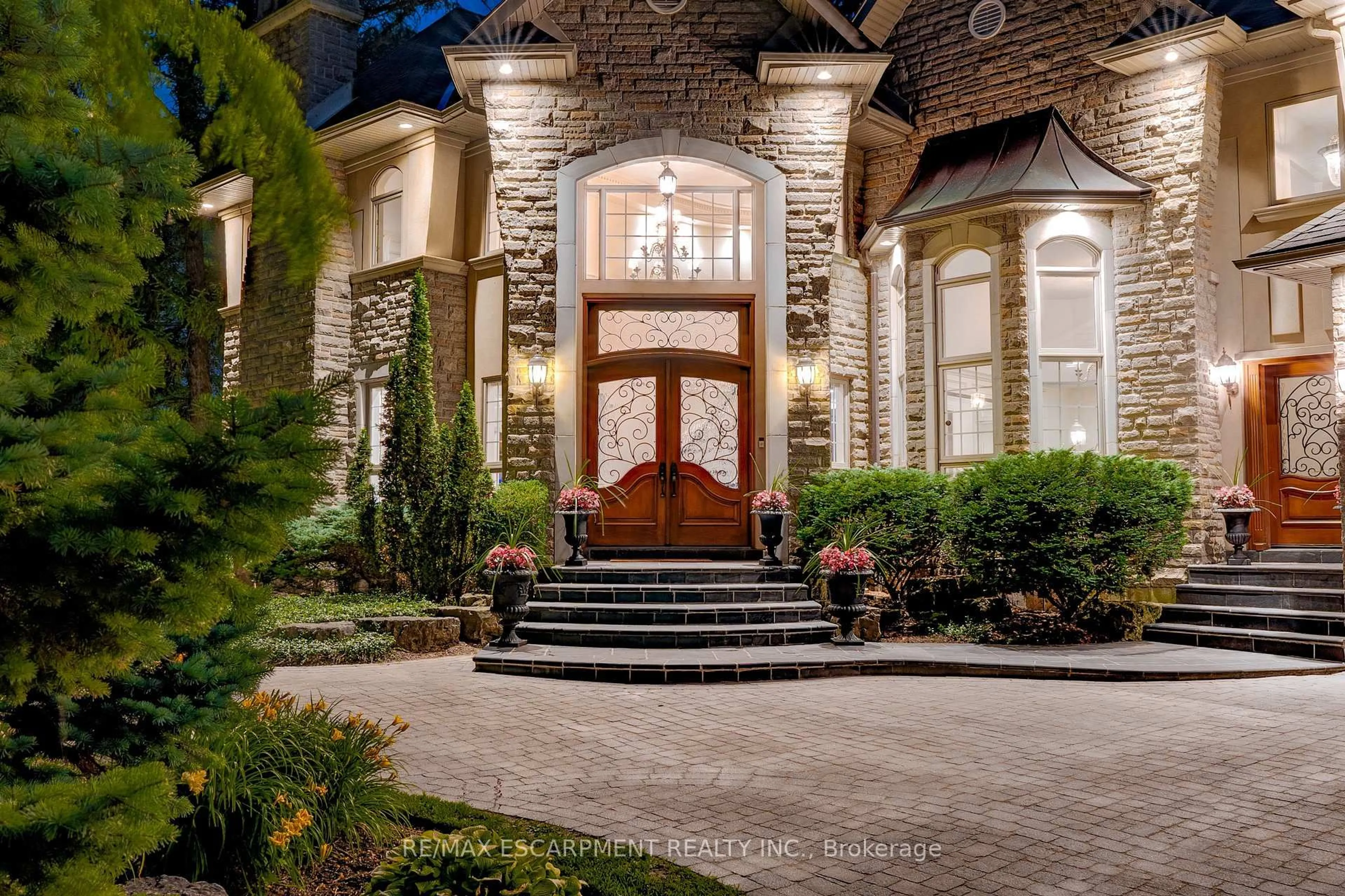 Indoor entryway for 106 Appleby Pl, Burlington Ontario L7L 2X1