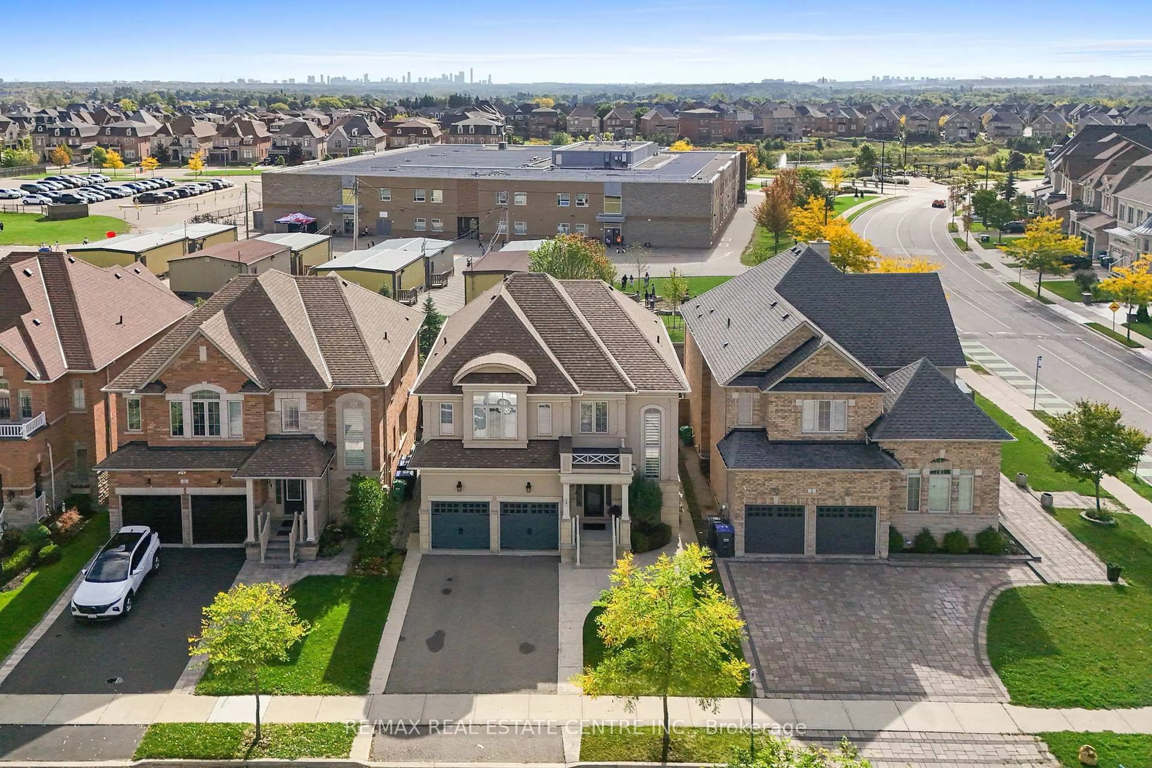 A pic from outside/outdoor area/front of a property/back of a property/a pic from drone, street for 4 Junetown Circ, Brampton Ontario L6X 0X6