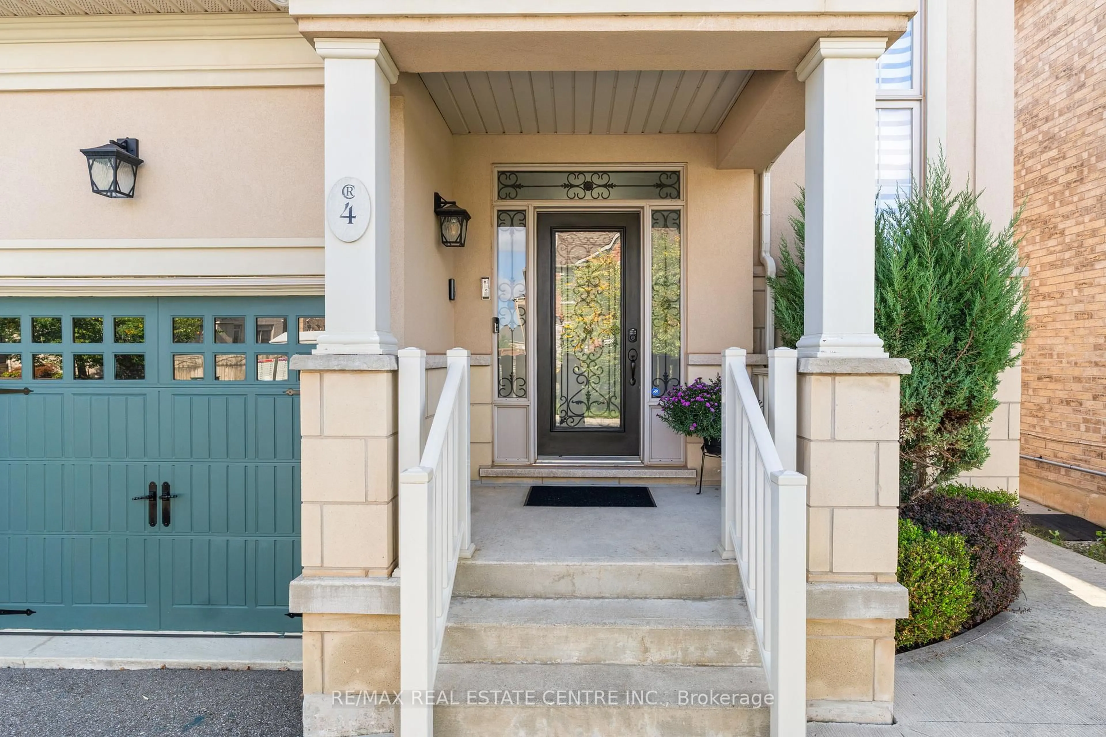 Indoor entryway for 4 Junetown Circ, Brampton Ontario L6X 0X6