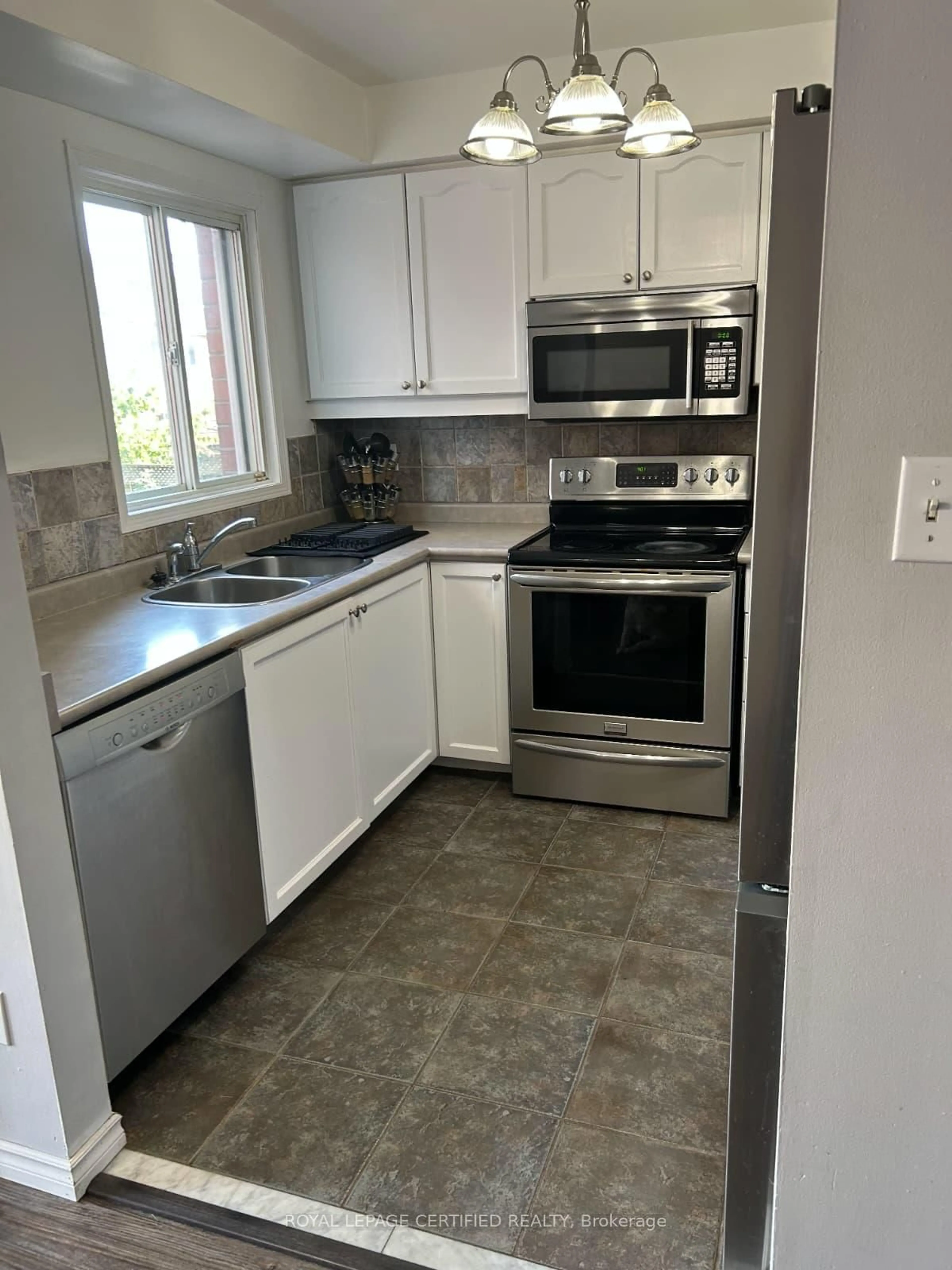 Standard kitchen, ceramic/tile floor for 5126 Des Jardines Dr, Burlington Ontario L7L 6L7