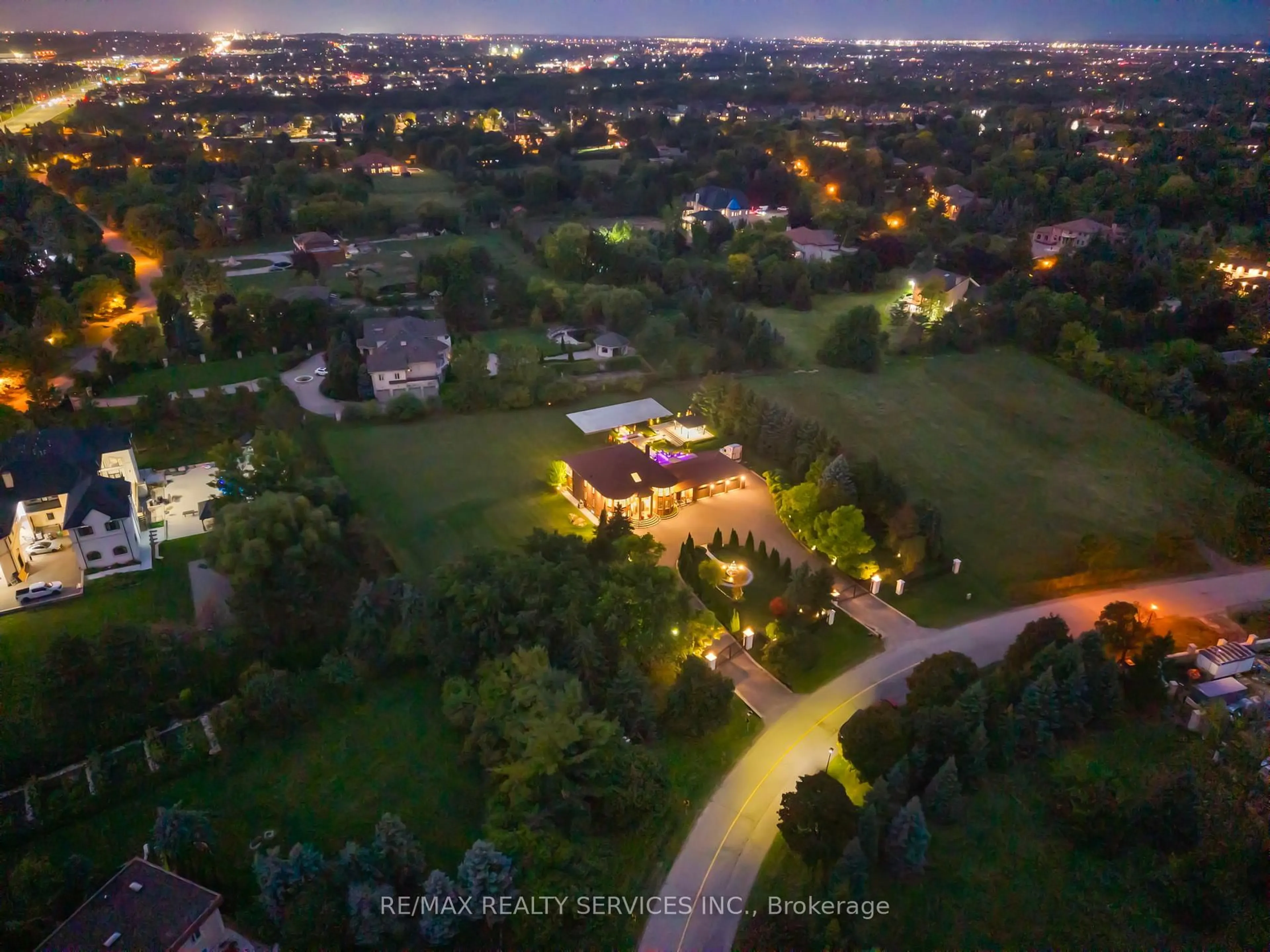 A pic from outside/outdoor area/front of a property/back of a property/a pic from drone, unknown for 8 Evergreen Ave, Brampton Ontario L6P 0R1