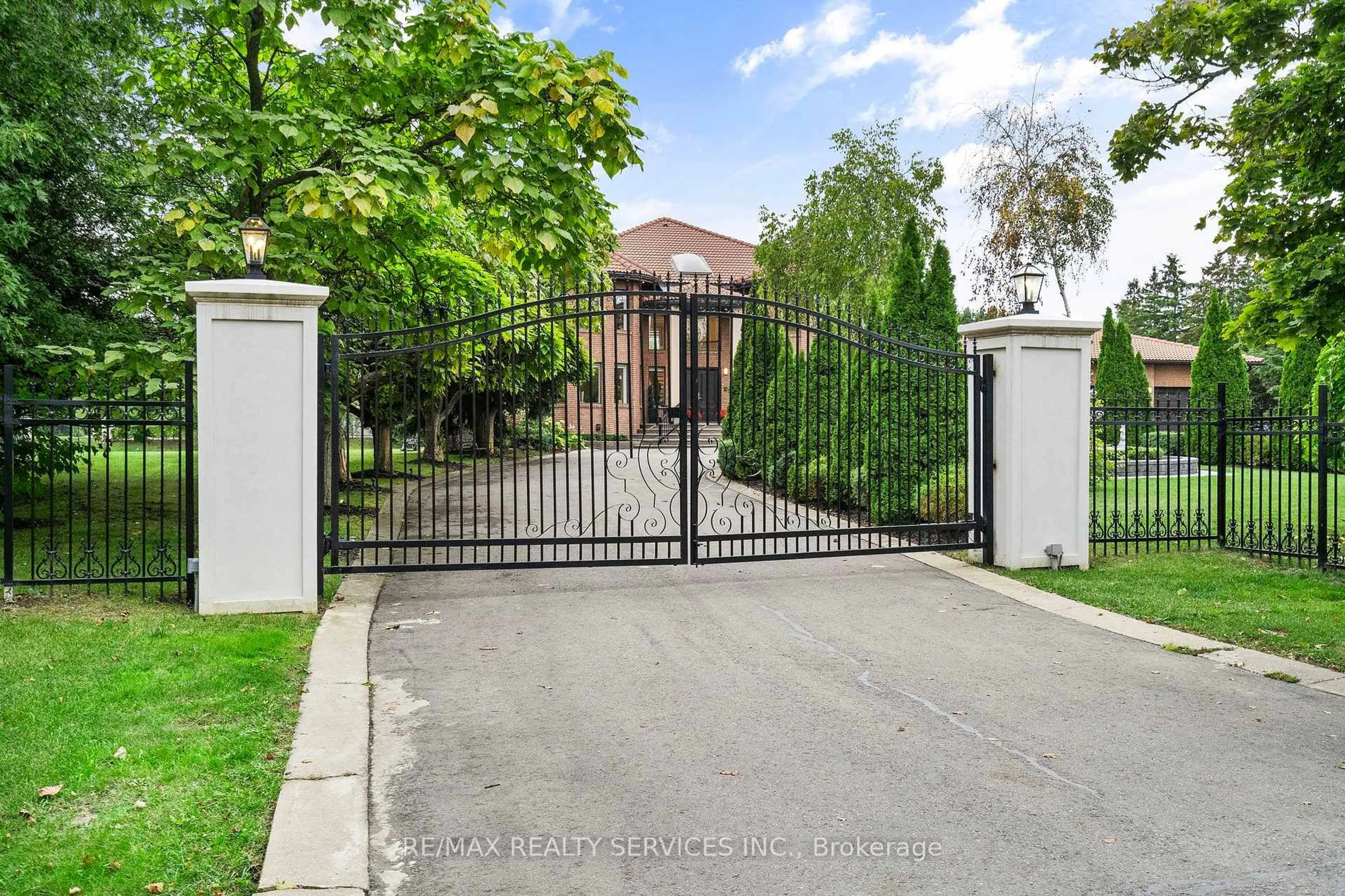 A pic from outside/outdoor area/front of a property/back of a property/a pic from drone, street for 8 Evergreen Ave, Brampton Ontario L6P 0R1