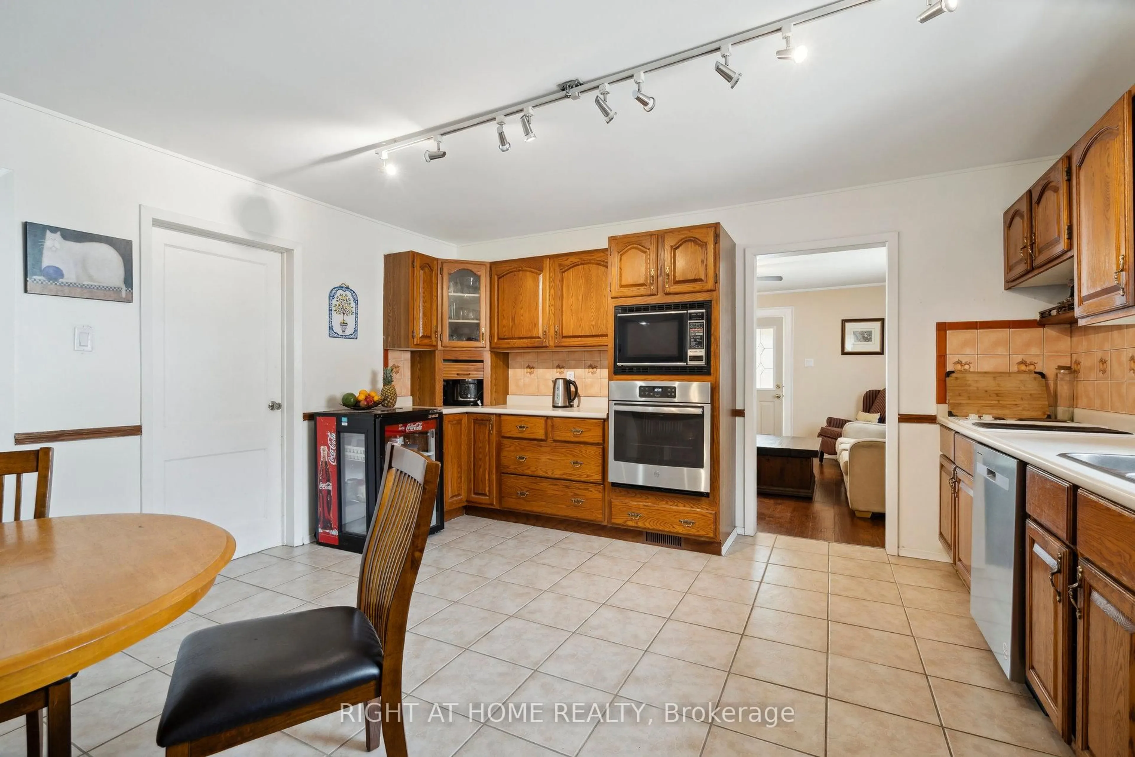 Open concept kitchen, ceramic/tile floor for 51 Frederick St, Halton Hills Ontario L7J 2B9