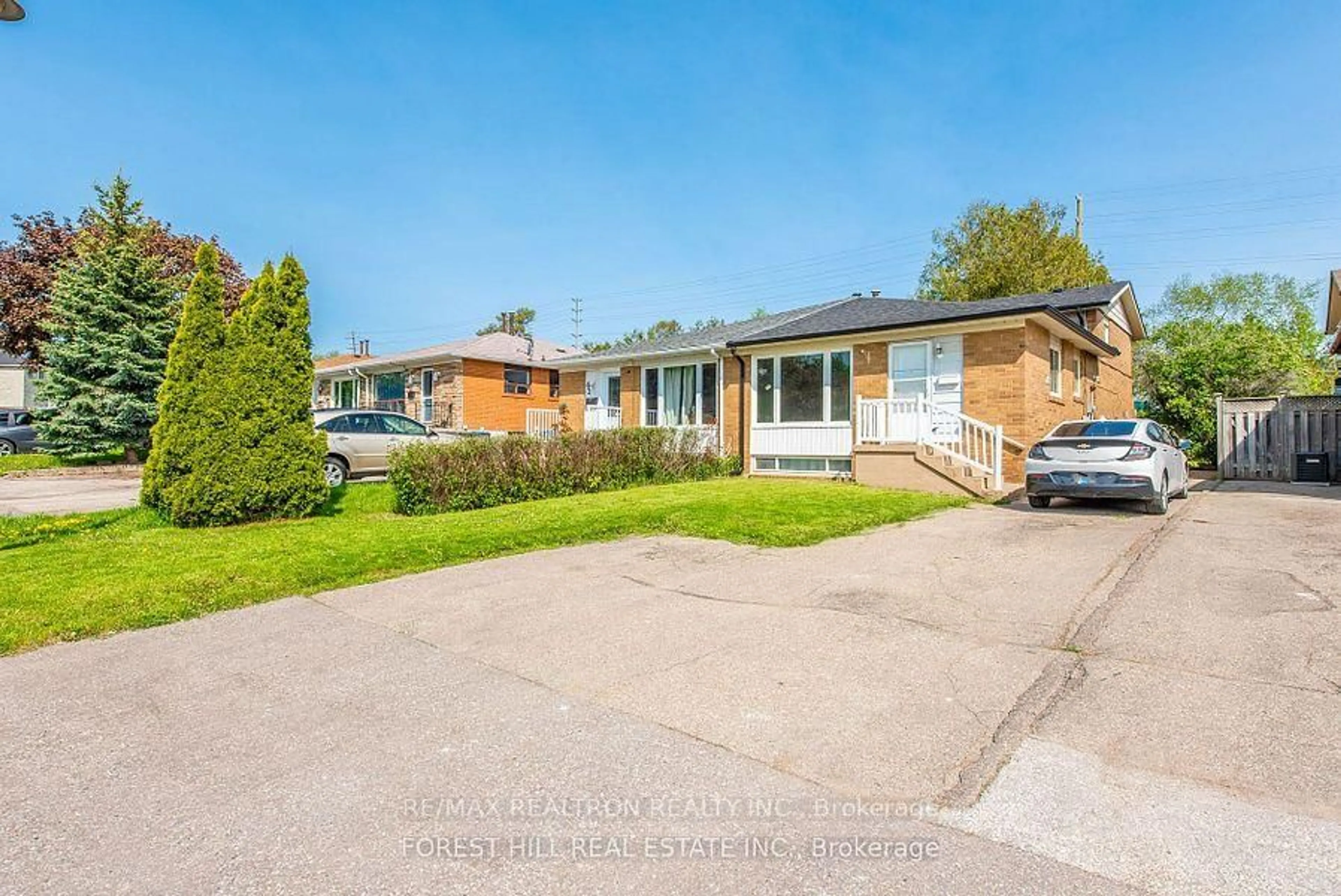 A pic from outside/outdoor area/front of a property/back of a property/a pic from drone, street for 60 Northwood Dr, Brampton Ontario L6X 2L2