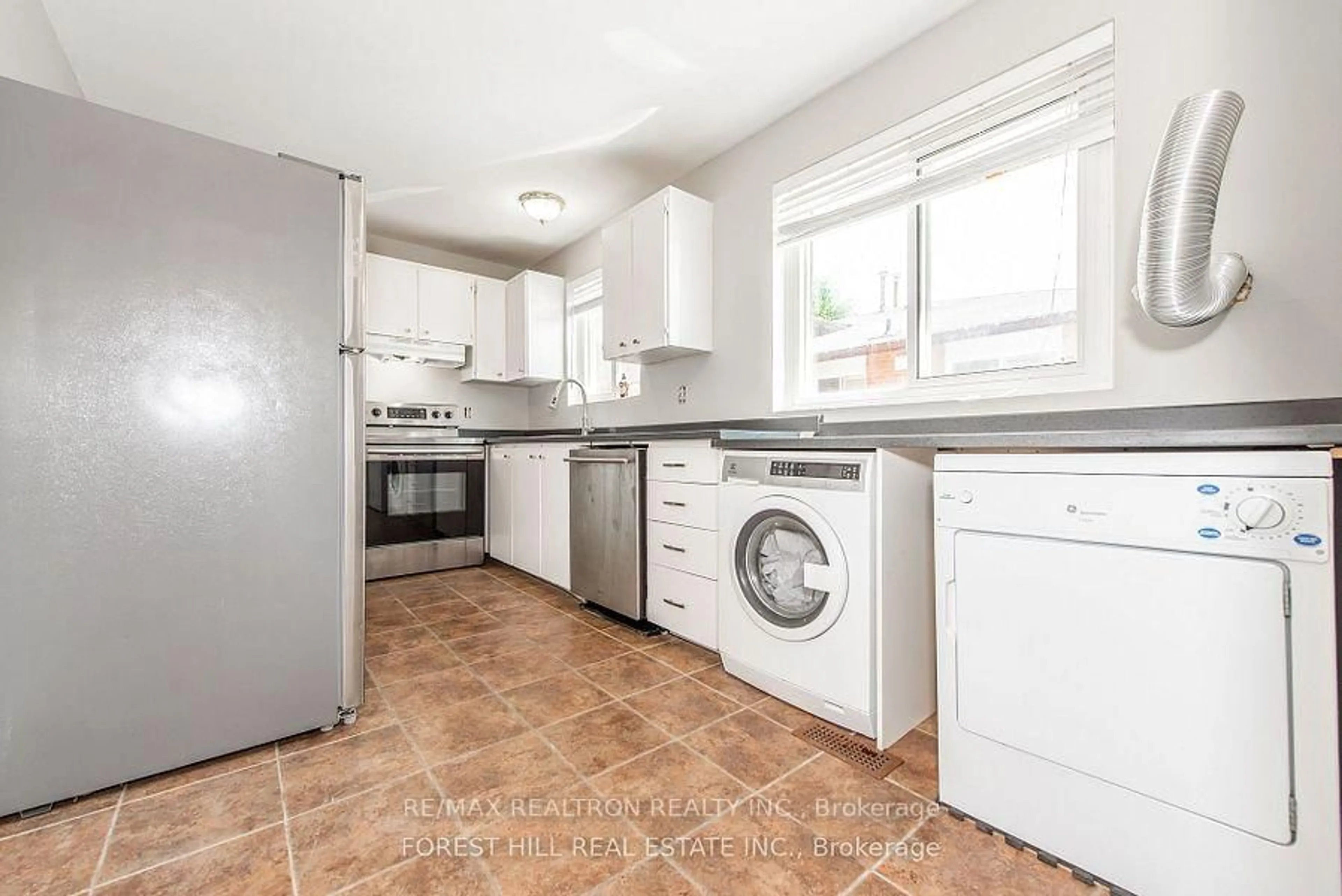 Standard kitchen, unknown for 60 Northwood Dr, Brampton Ontario L6X 2L2