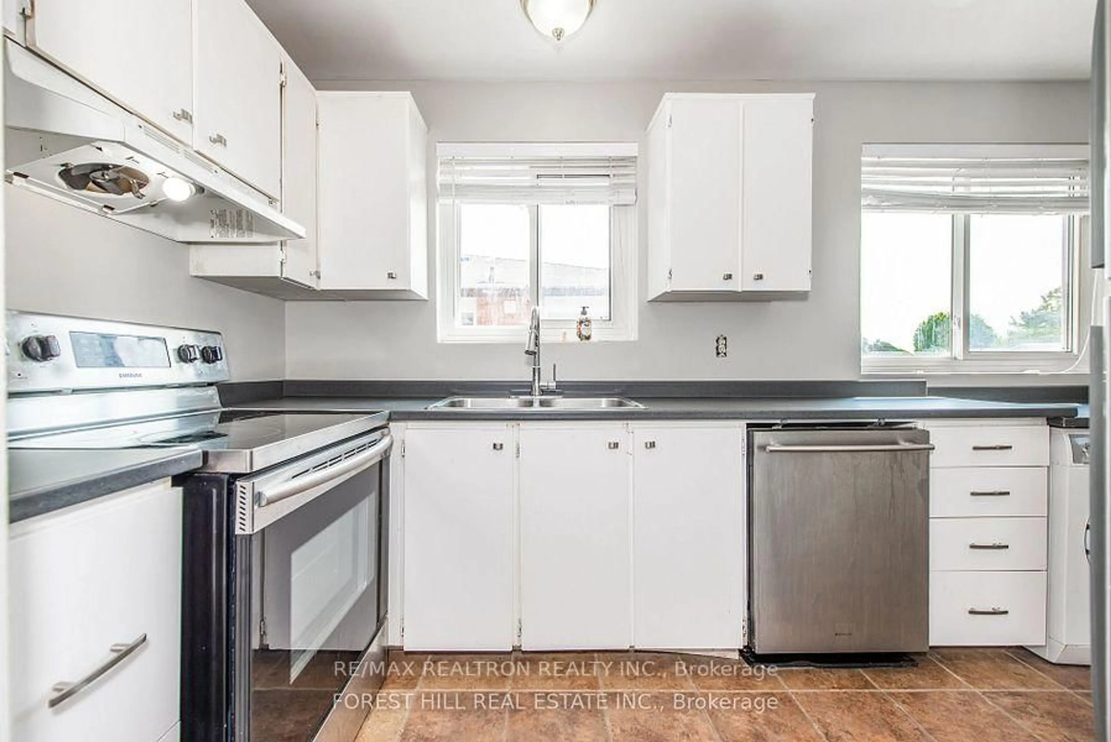 Standard kitchen, unknown for 60 Northwood Dr, Brampton Ontario L6X 2L2
