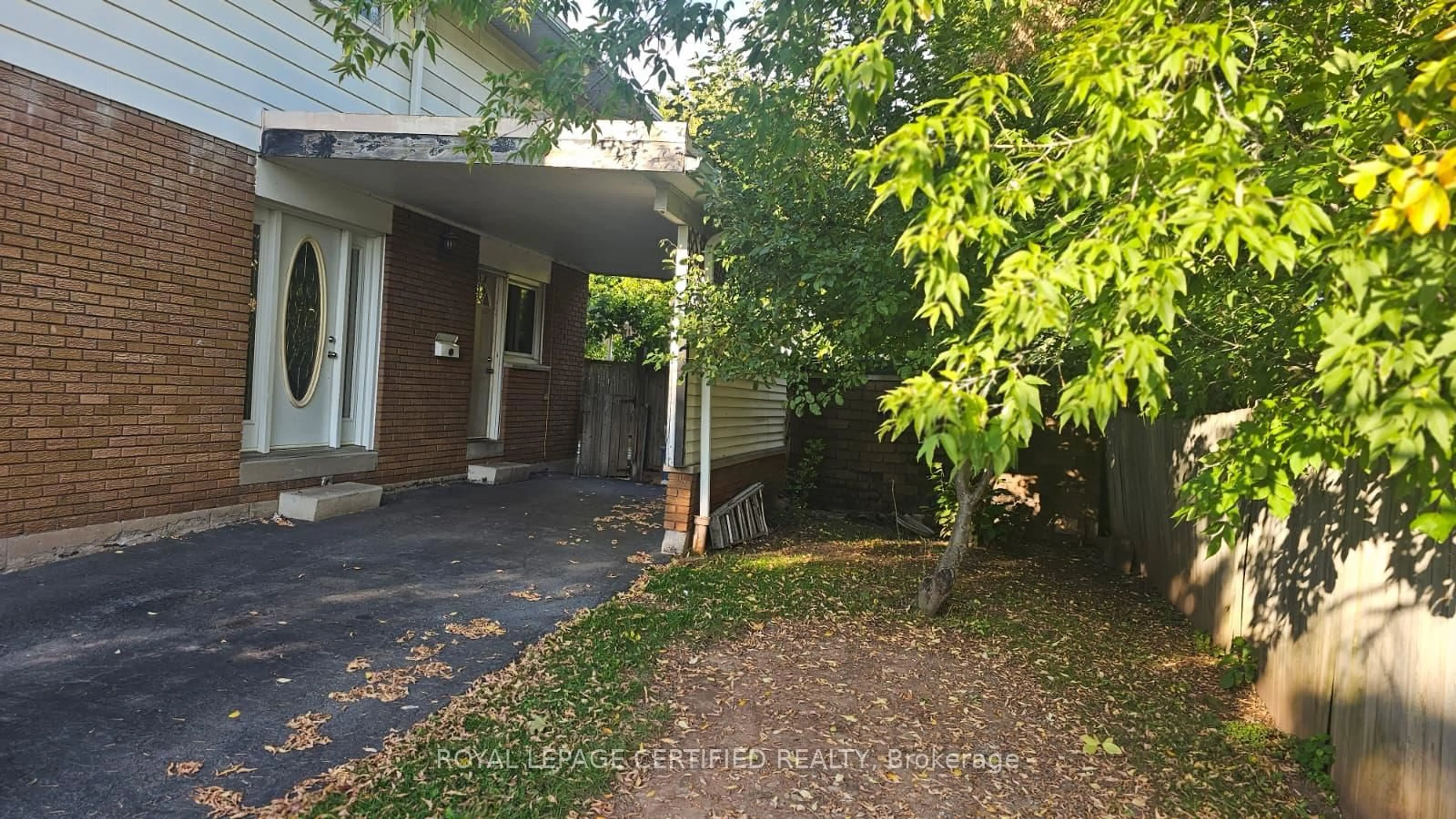 A pic from outside/outdoor area/front of a property/back of a property/a pic from drone, street for 1149 Nottingham Ave, Burlington Ontario L7P 2R5