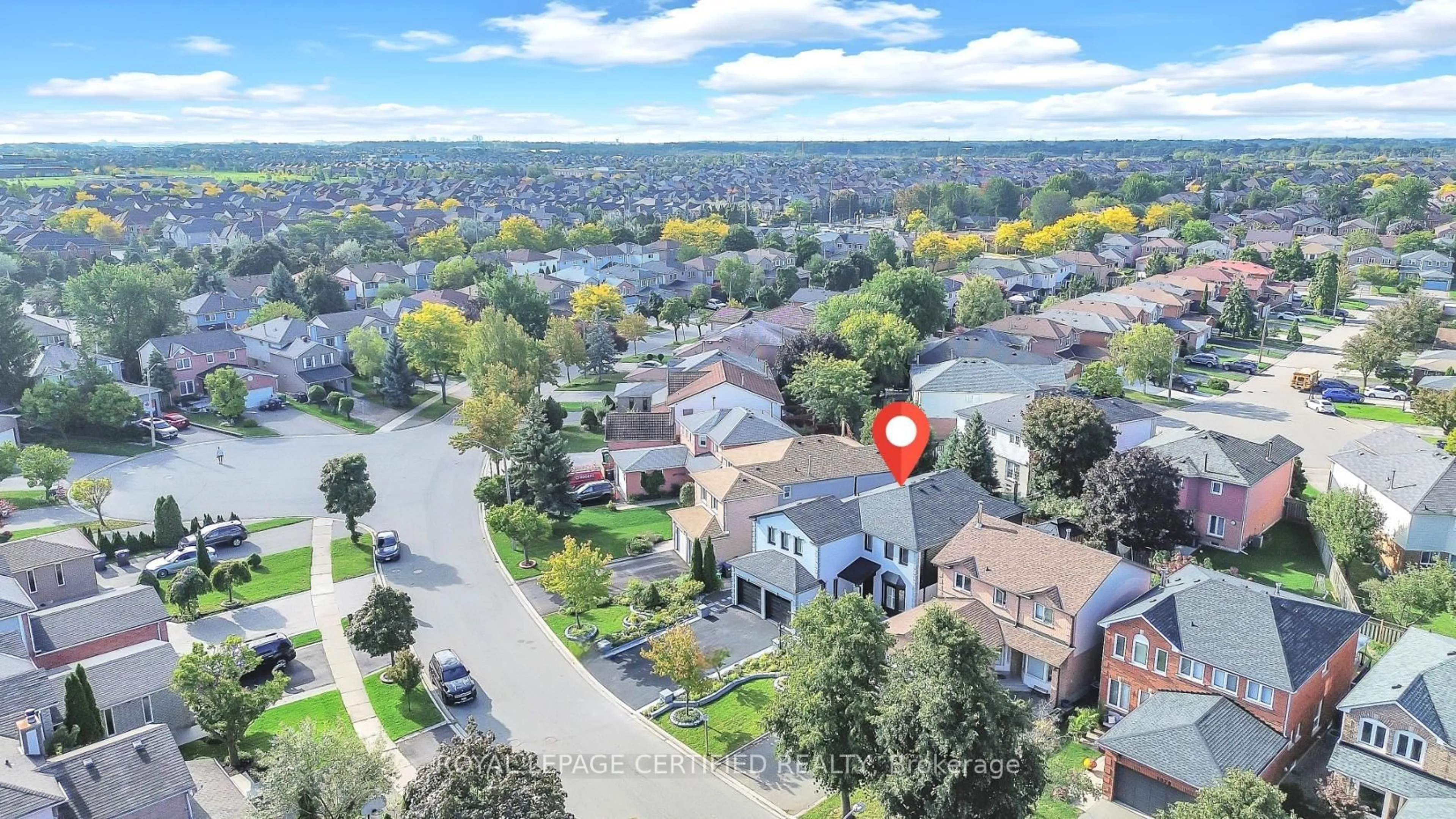 A pic from outside/outdoor area/front of a property/back of a property/a pic from drone, street for 6062 Prairie Circ, Mississauga Ontario L5N 5C5