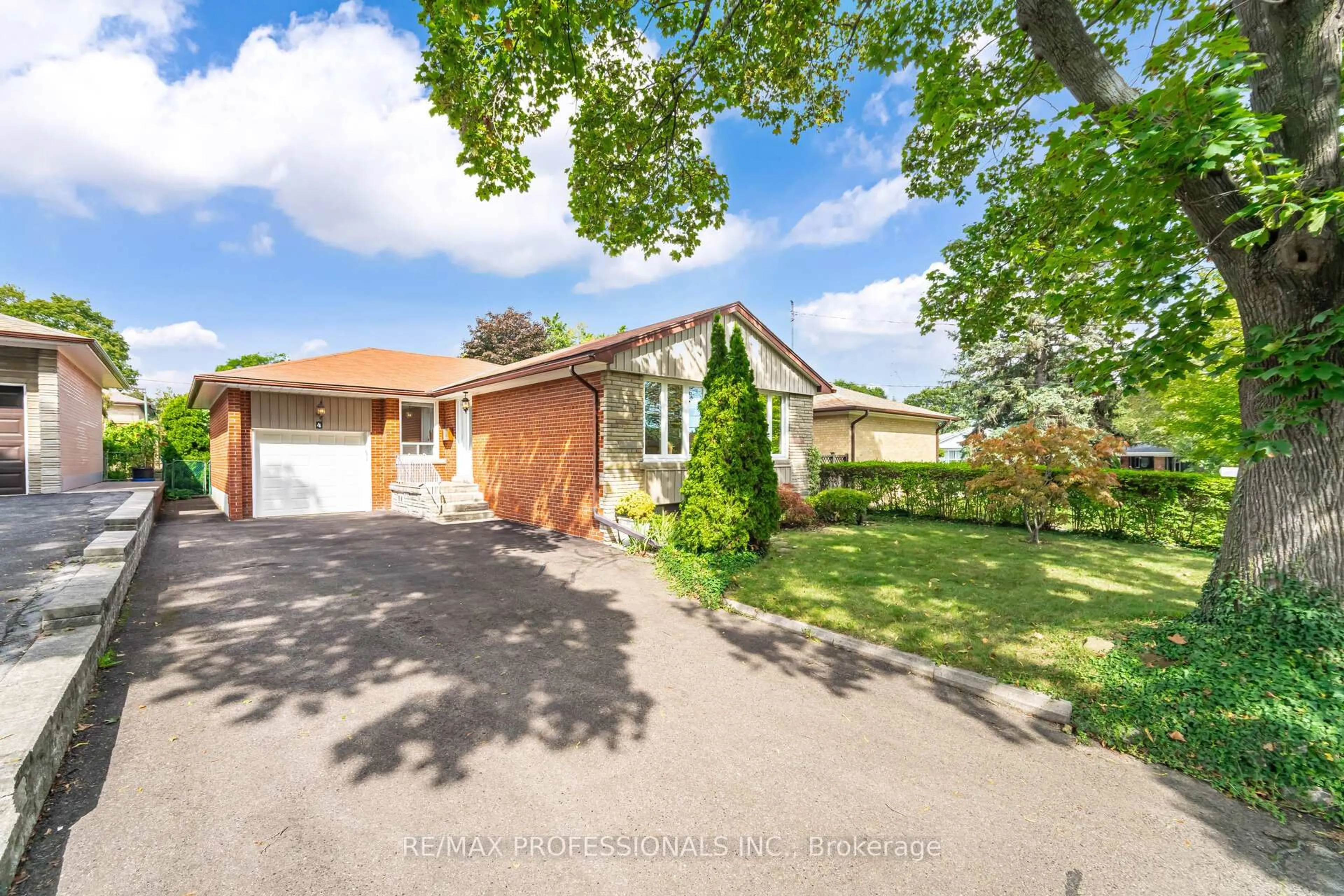 A pic from outside/outdoor area/front of a property/back of a property/a pic from drone, street for 4 Lethbridge Ave, Toronto Ontario M9P 2C9
