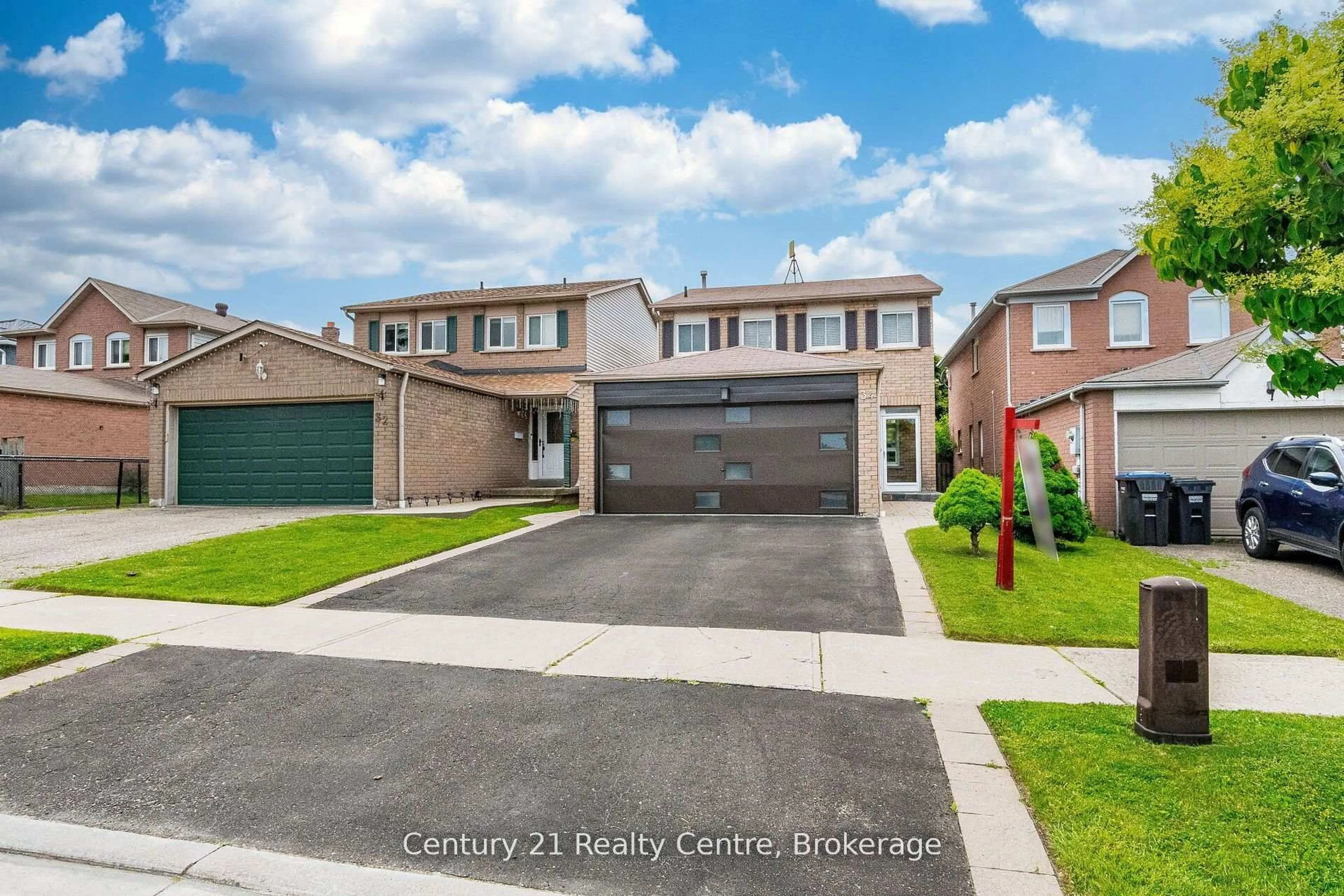 A pic from outside/outdoor area/front of a property/back of a property/a pic from drone, street for 34 Niagara Pl, Brampton Ontario L6S 4Z1