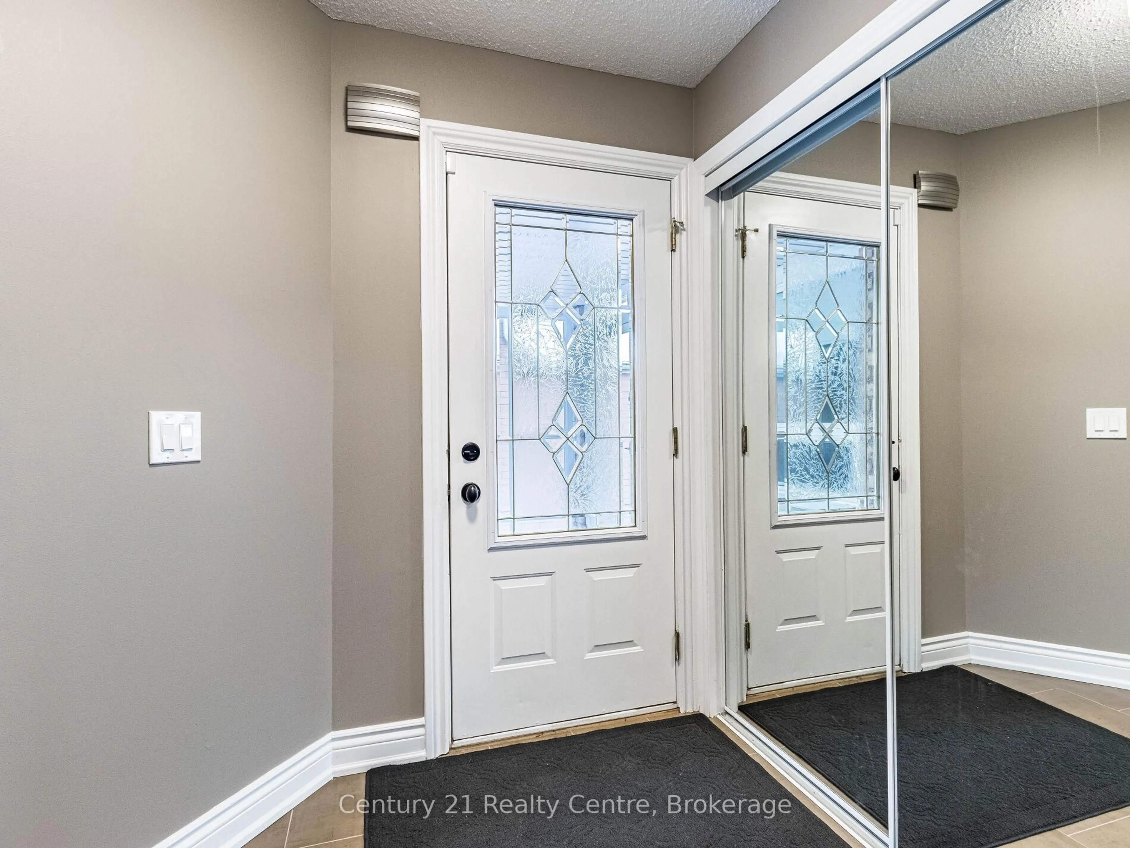 Indoor entryway for 34 Niagara Pl, Brampton Ontario L6S 4Z1
