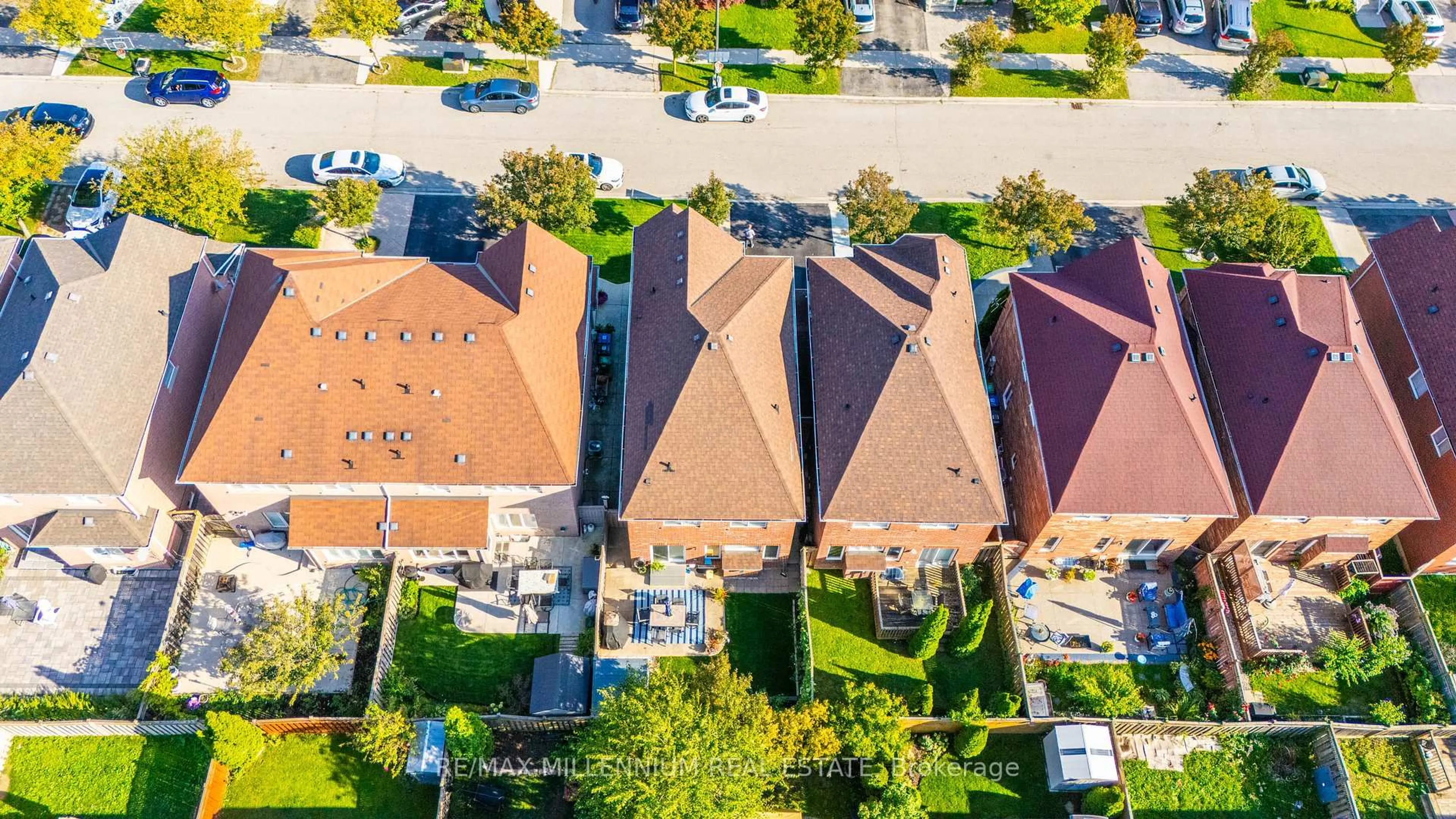 A pic from outside/outdoor area/front of a property/back of a property/a pic from drone, street for 3393 Covent Cres, Mississauga Ontario L5M 7P1