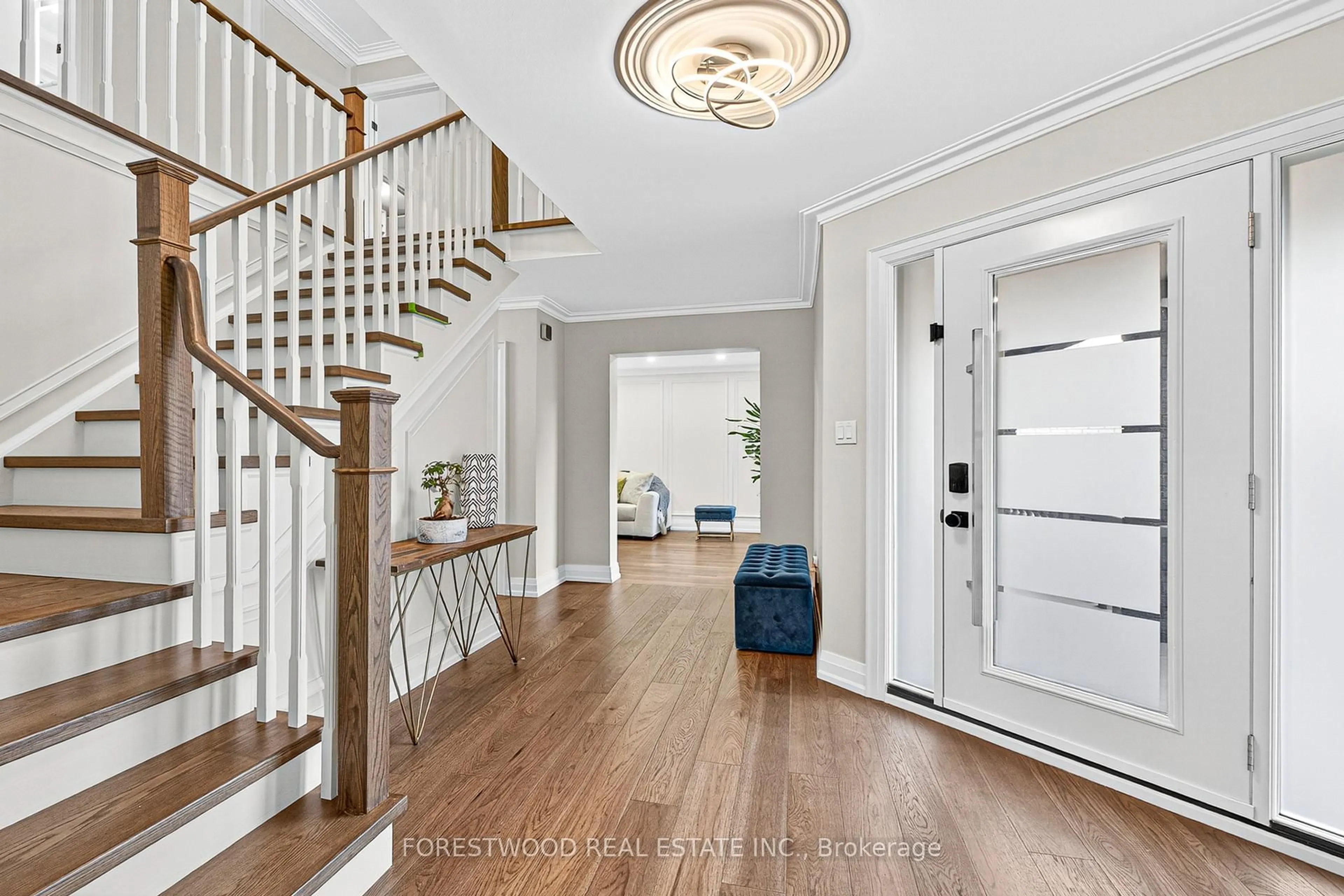Indoor entryway for 4295 Garnetwood Chse, Mississauga Ontario L4W 2H1