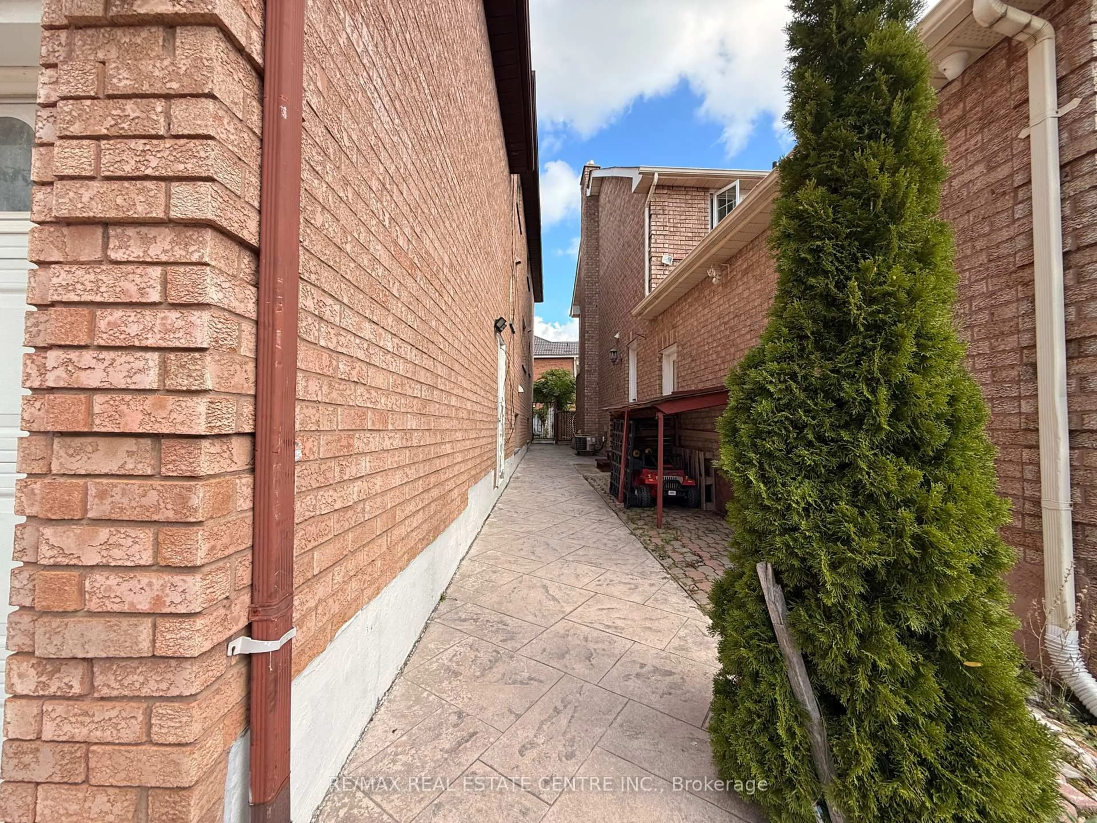 Patio, street for 84 Creditstone Rd, Brampton Ontario L6Y 4G3