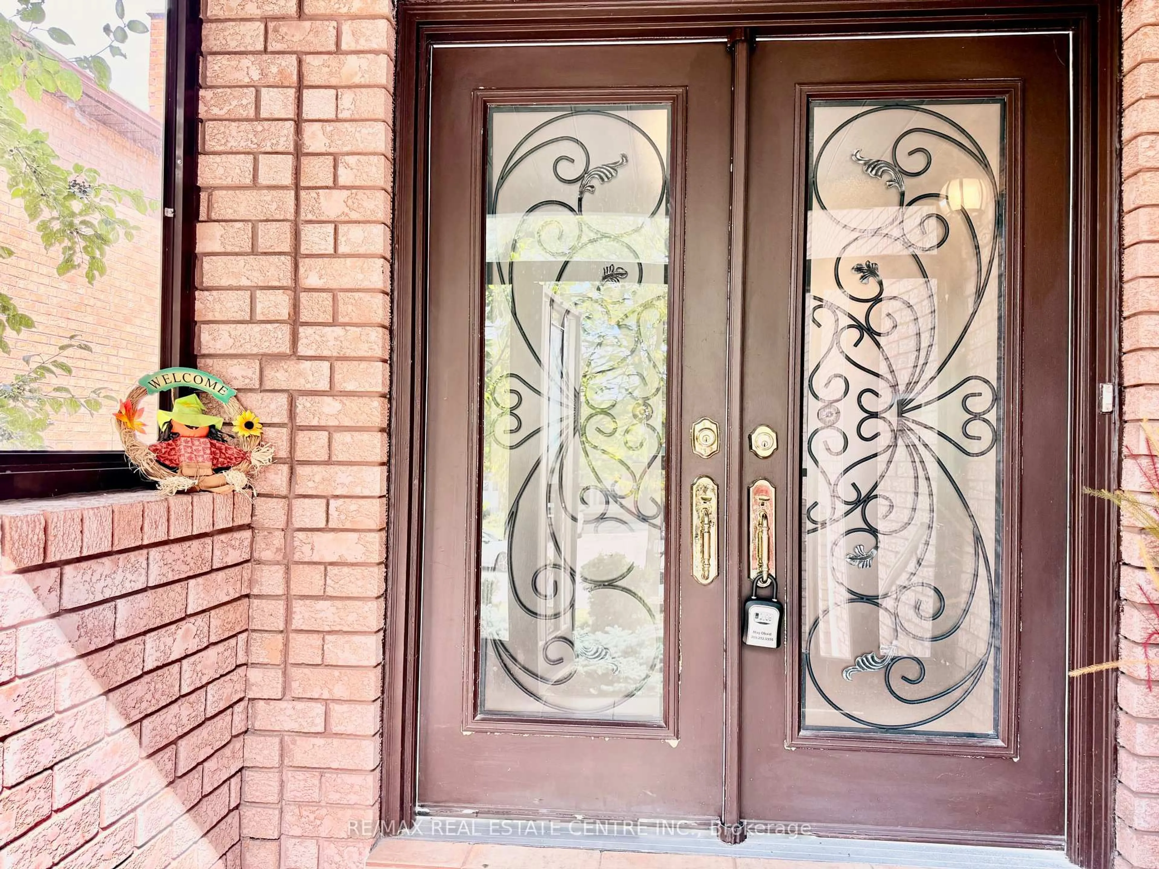 Indoor entryway for 84 Creditstone Rd, Brampton Ontario L6Y 4G3