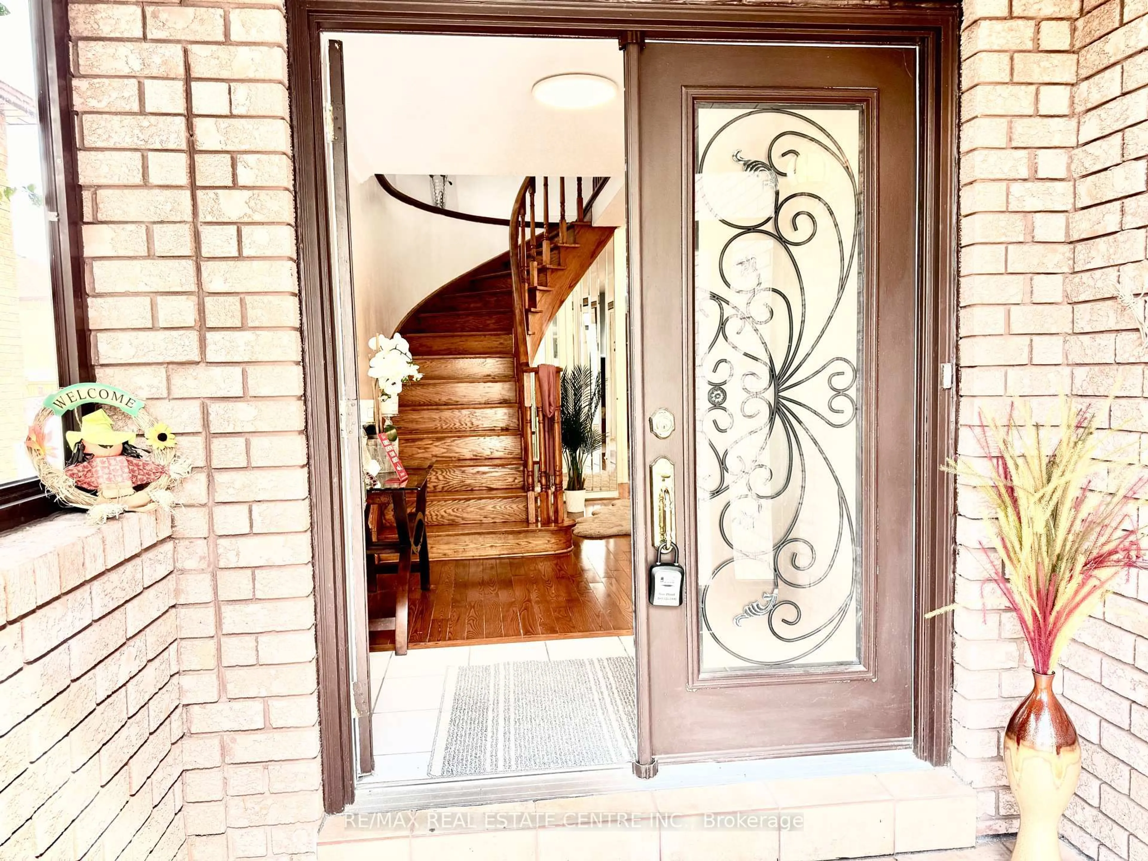 Indoor entryway for 84 Creditstone Rd, Brampton Ontario L6Y 4G3