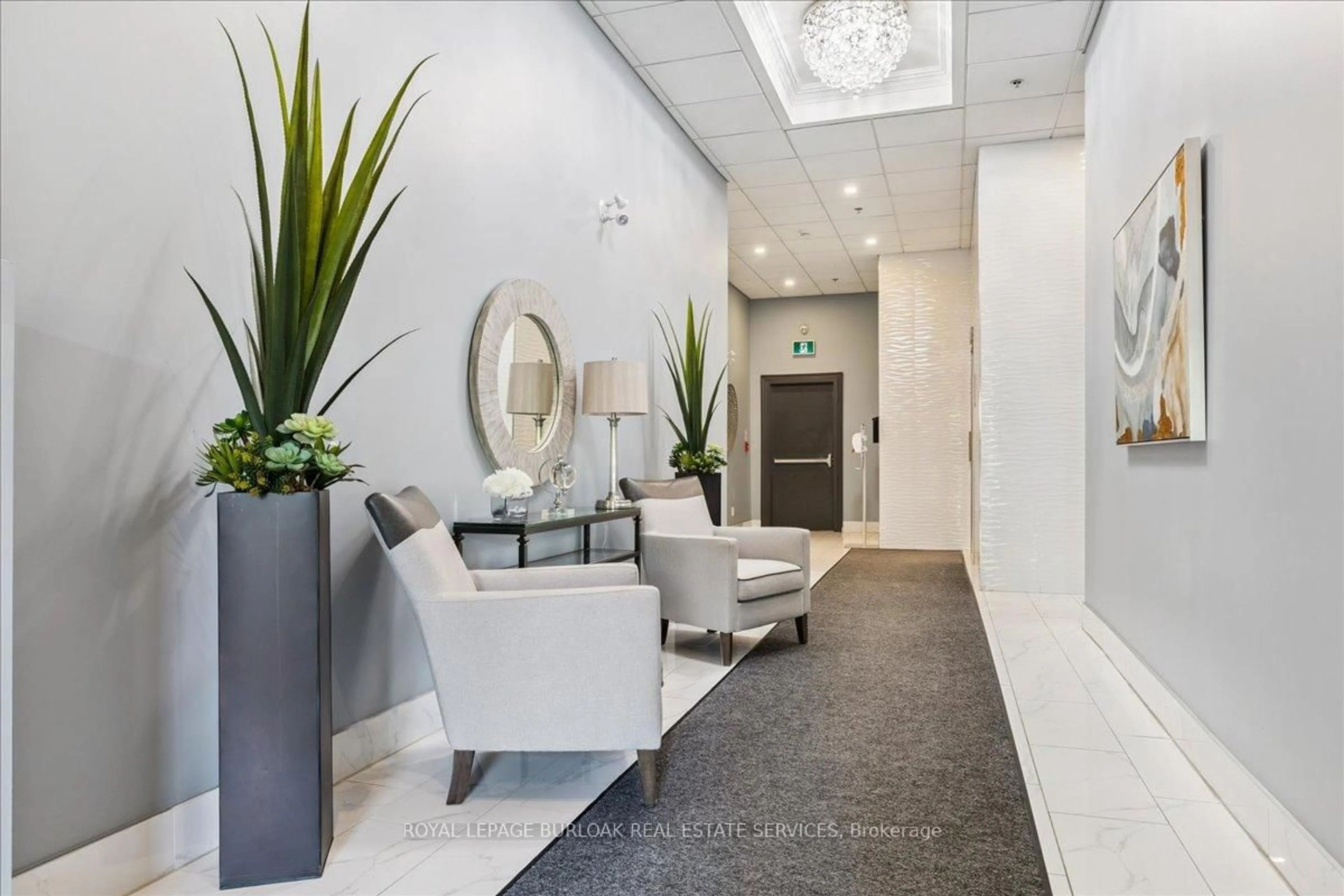 Indoor foyer for 34 Plains Rd #501, Burlington Ontario L7T 0B9