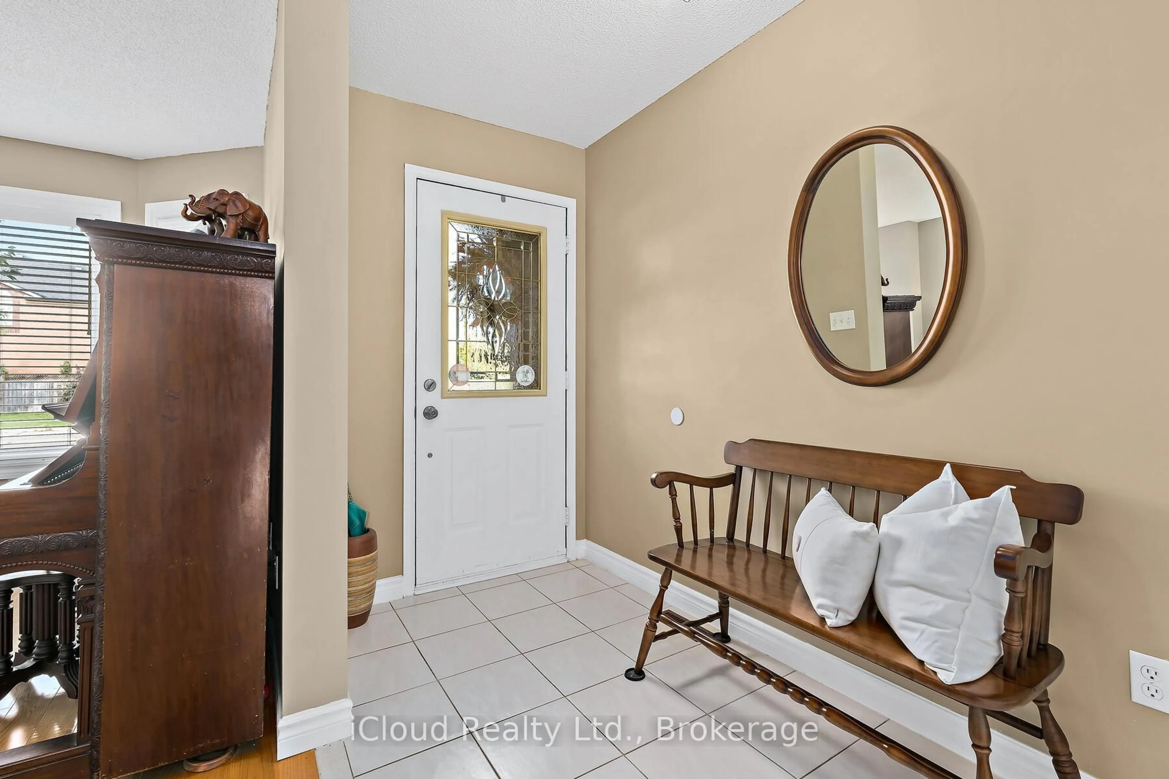 Indoor entryway for 2226 Westoak Trails Blvd, Oakville Ontario L6M 3N4