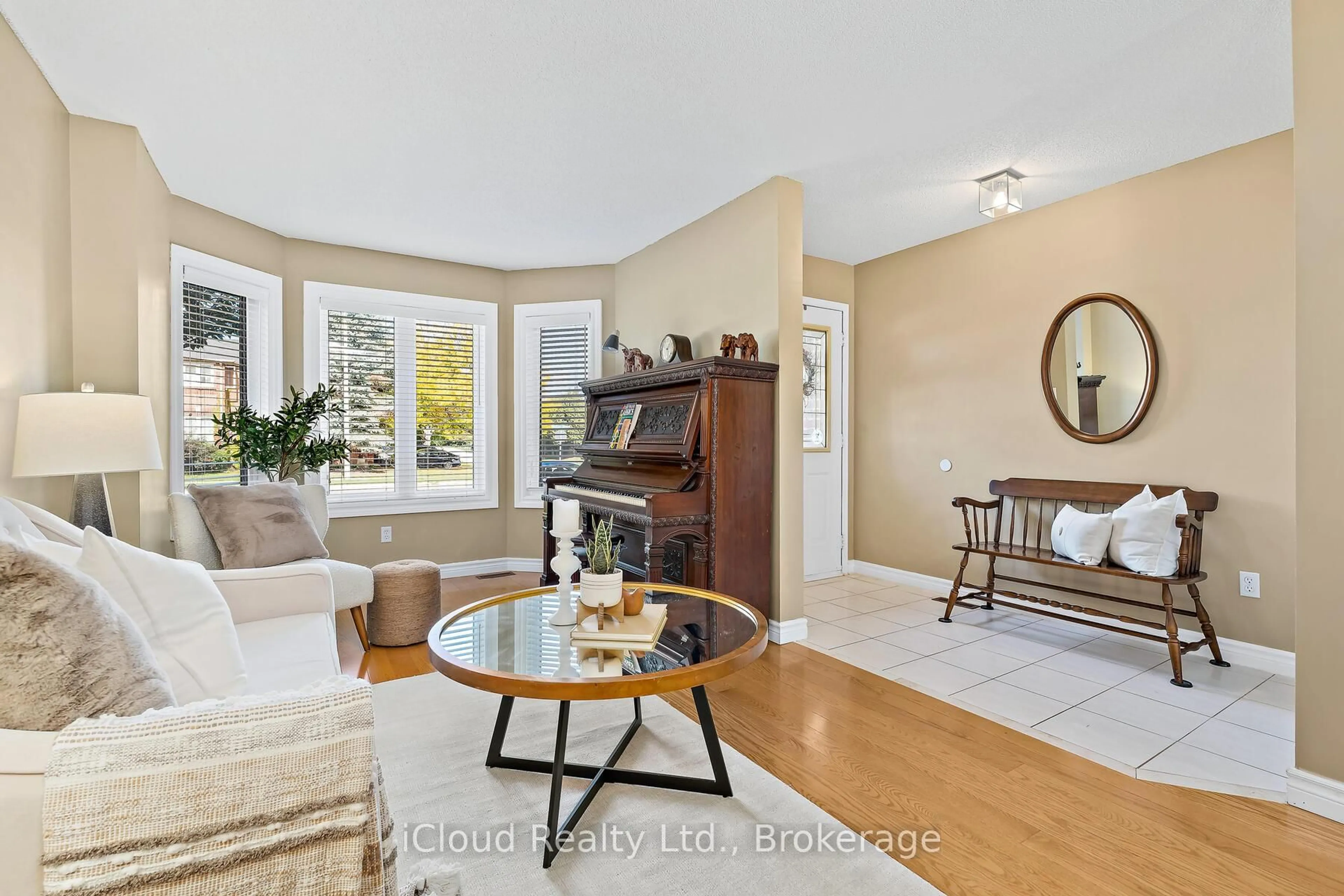 Living room with furniture, unknown for 2226 Westoak Trails Blvd, Oakville Ontario L6M 3N4