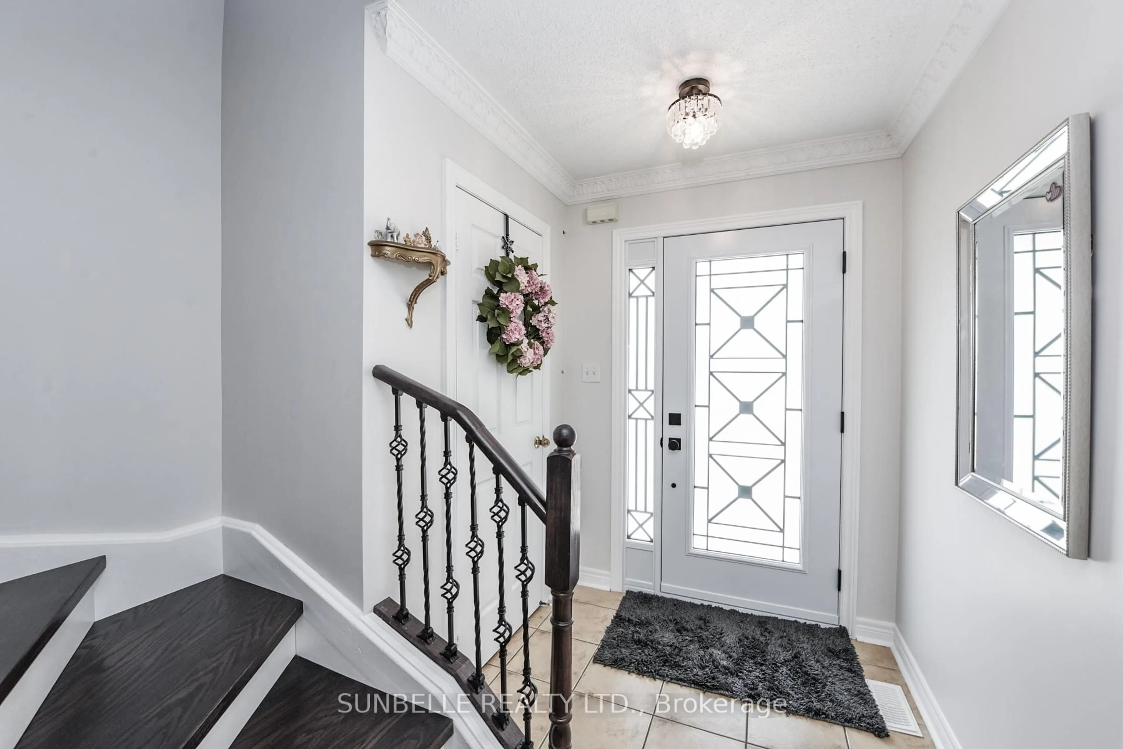 Indoor entryway for 38 Sunny Glen Cres, Brampton Ontario L7A 2C6