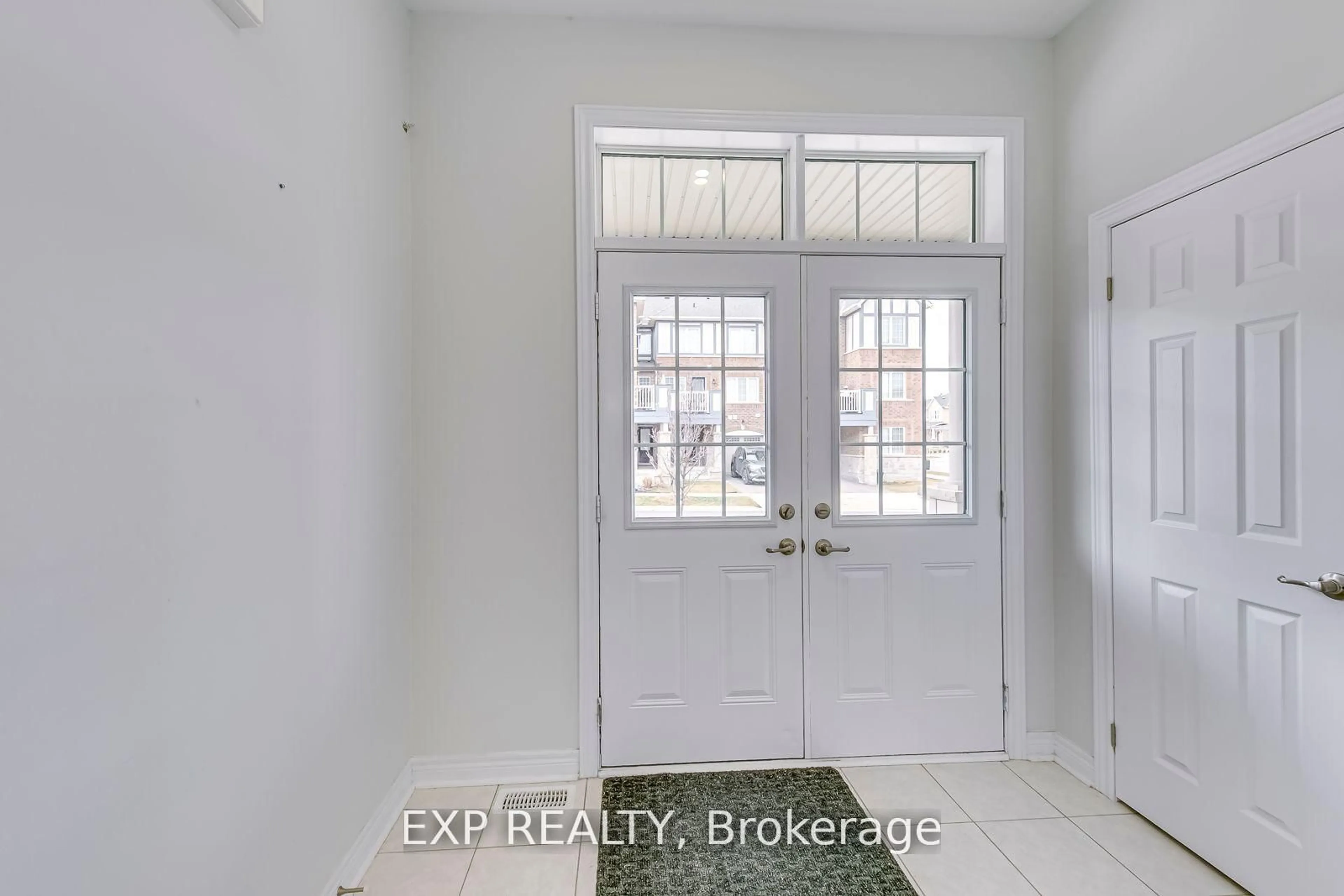Indoor entryway for 142 Toucan Tr, Oakville Ontario L6H 0Y2