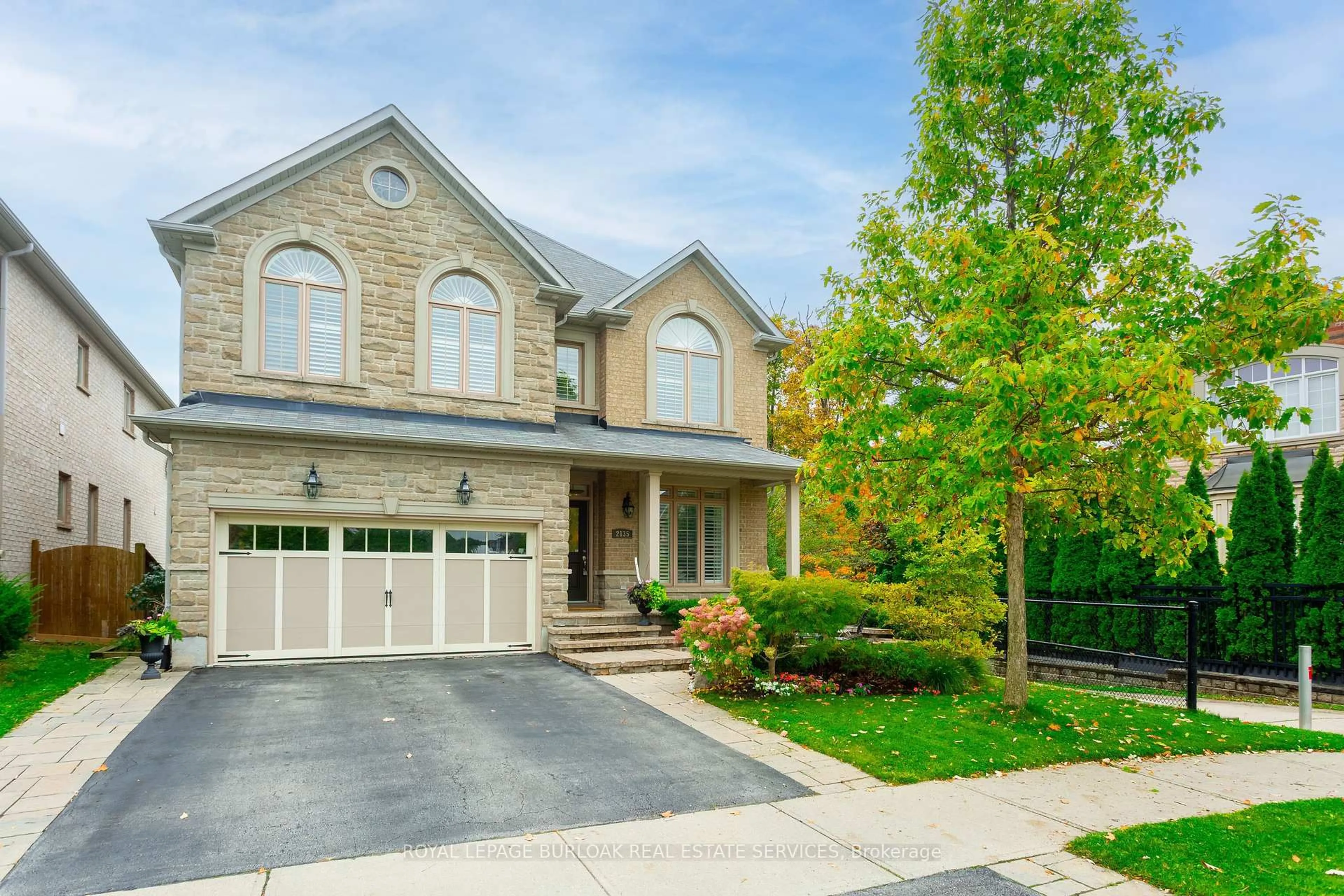 Home with brick exterior material, street for 2135 Devonshire Cres, Oakville Ontario L6M 0G2
