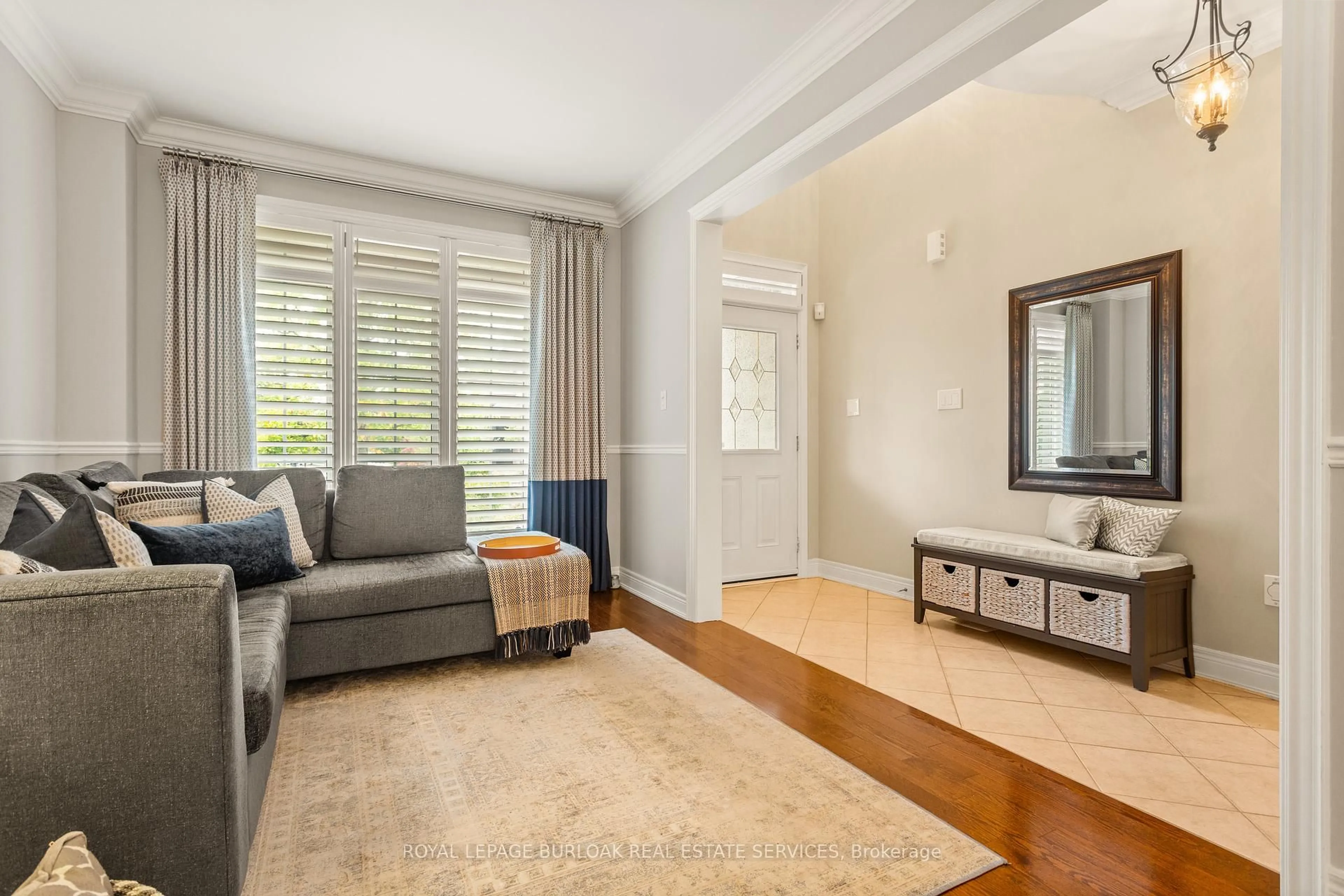Living room with furniture, unknown for 2135 Devonshire Cres, Oakville Ontario L6M 0G2