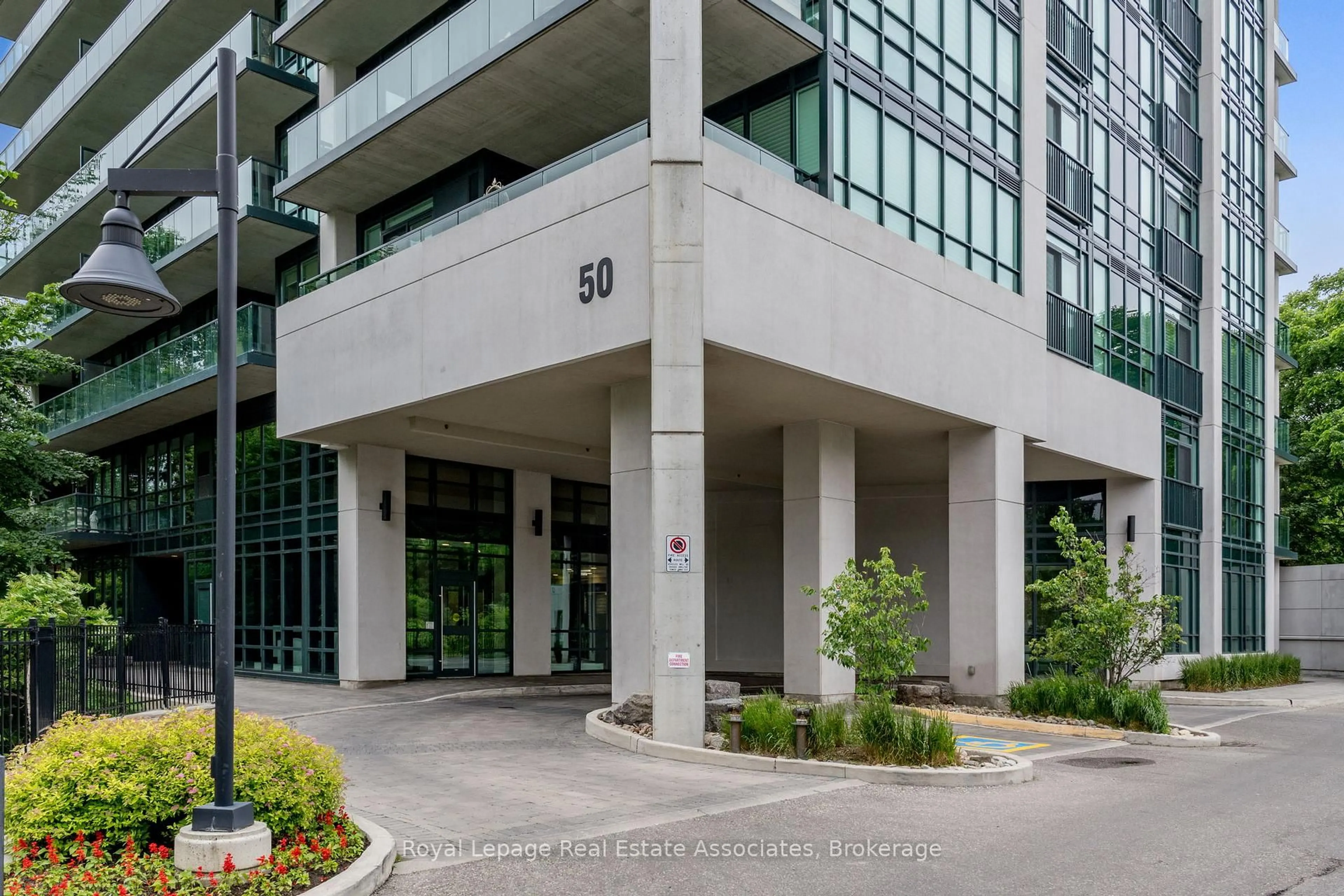 Indoor foyer for 50 Hall Rd #403, Halton Hills Ontario L7G 5G5