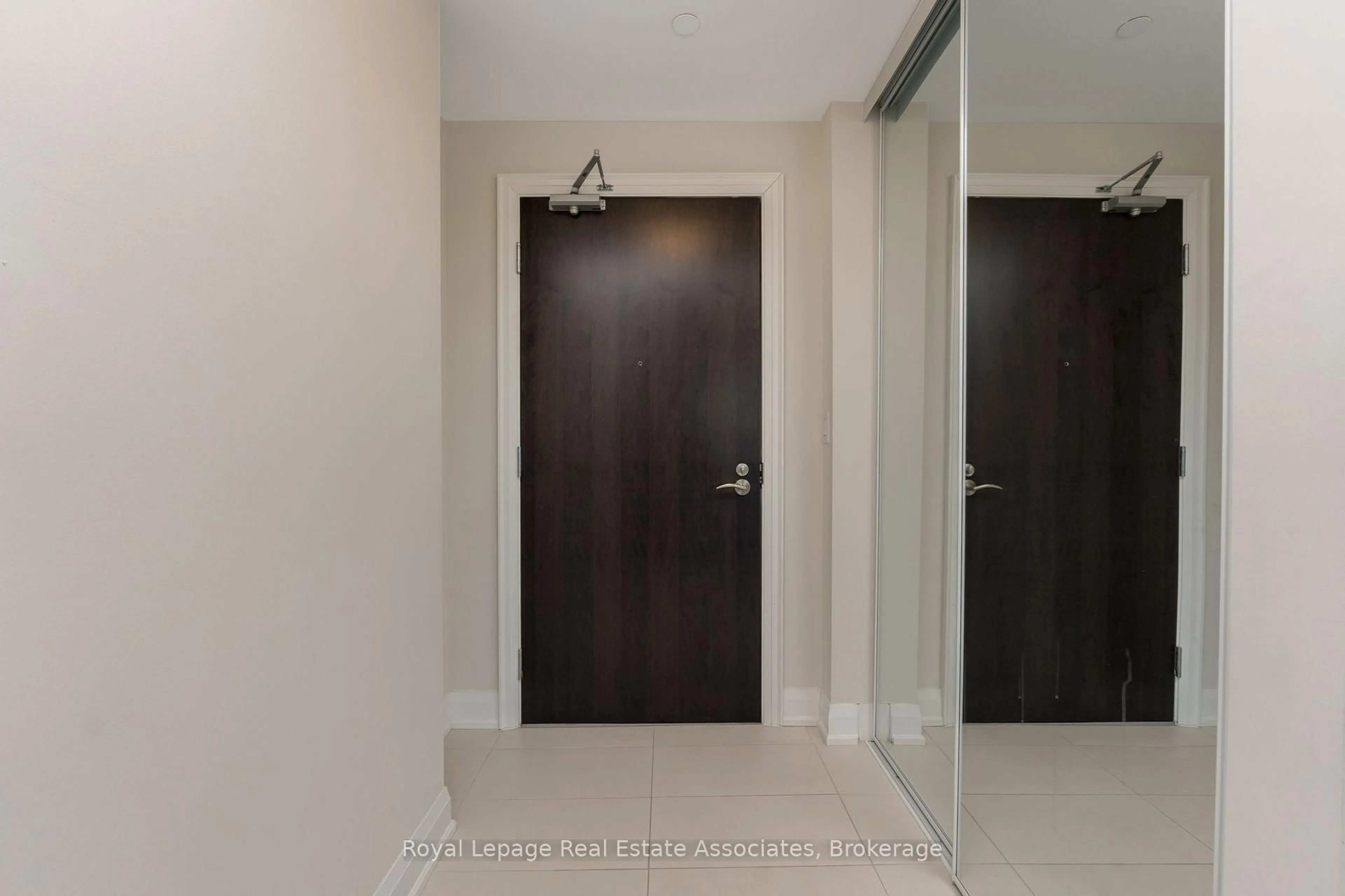 Indoor foyer for 50 Hall Rd #403, Halton Hills Ontario L7G 5G5