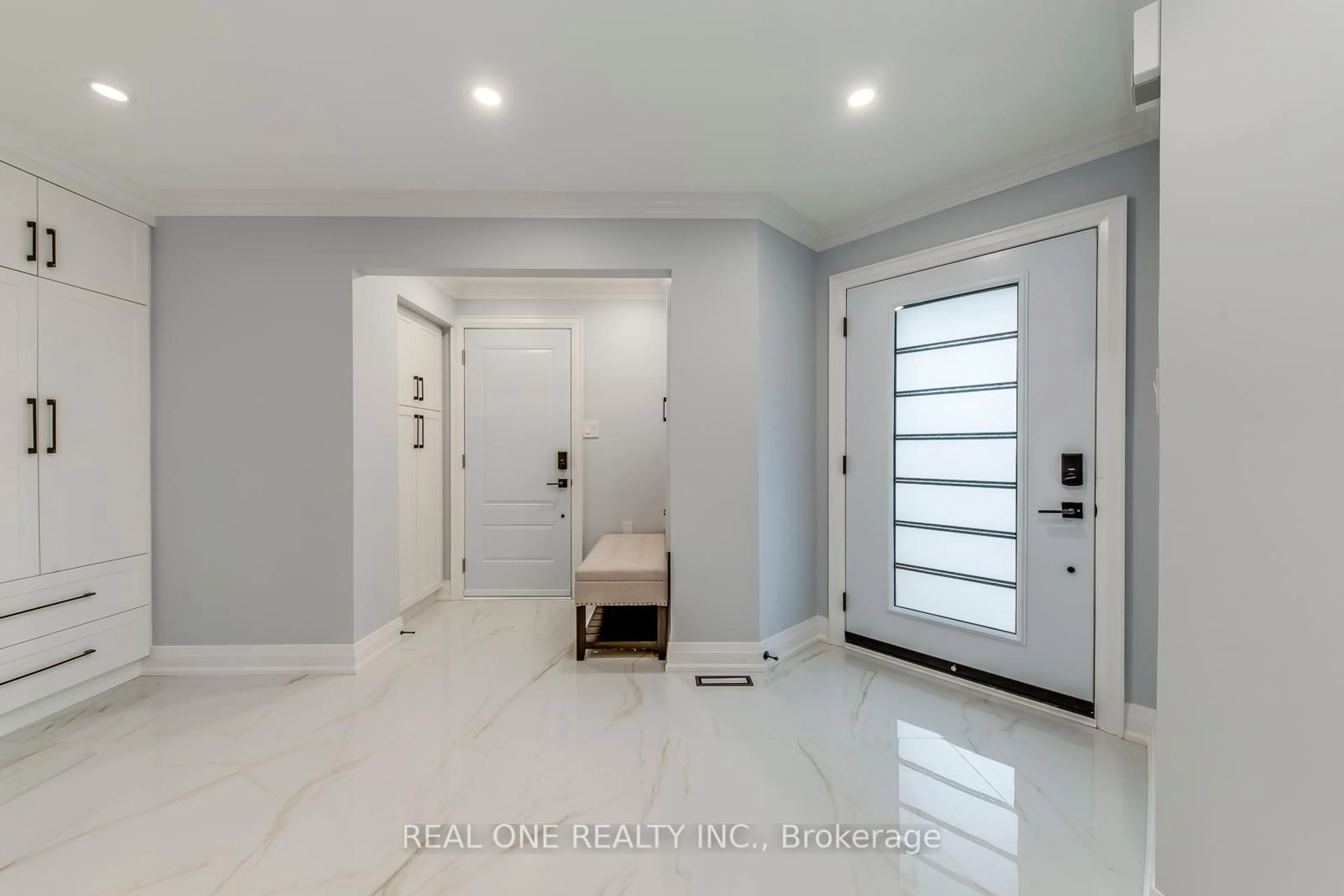 Indoor entryway for 6150 Duford Dr, Mississauga Ontario L5V 1A6