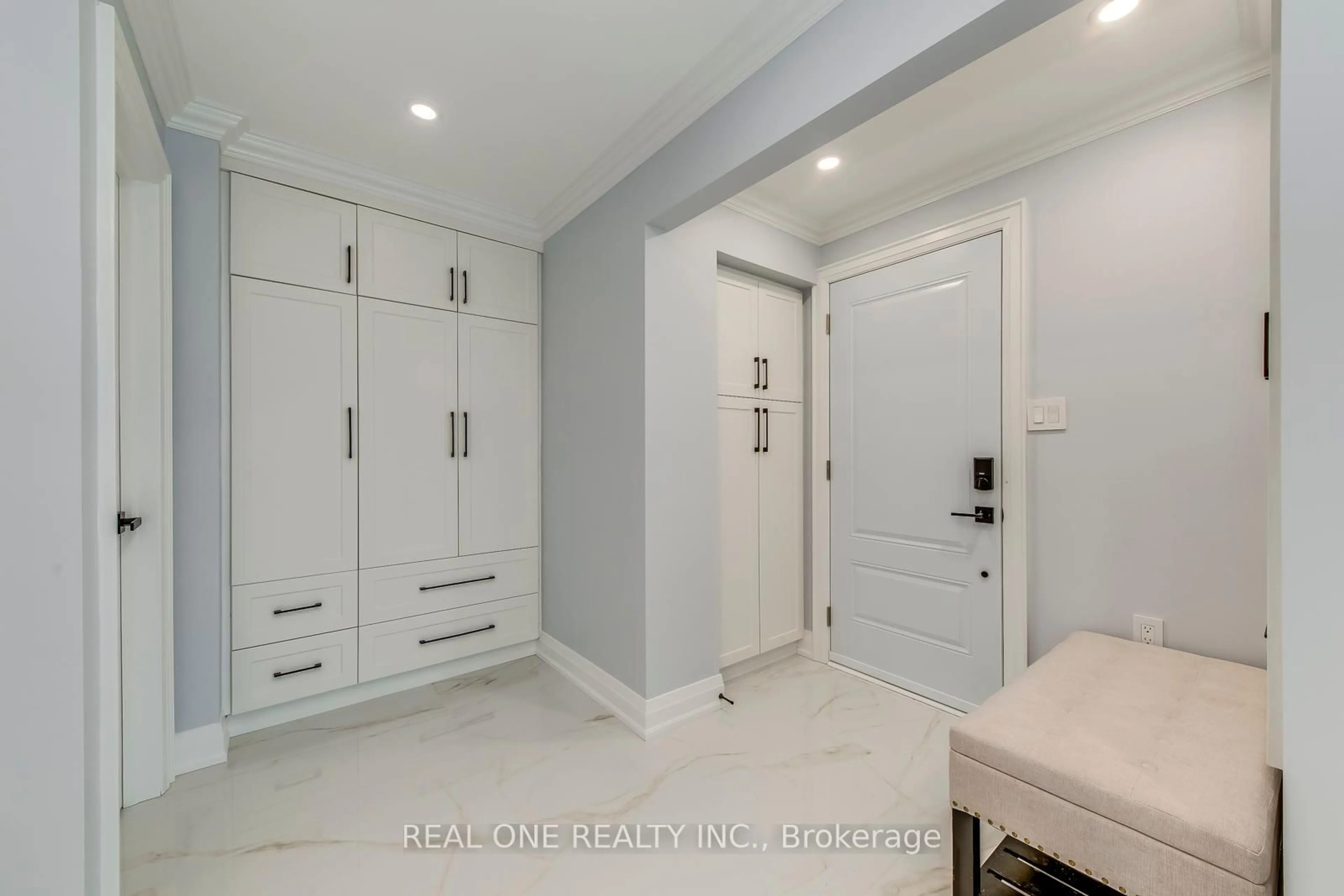 Indoor entryway for 6150 Duford Dr, Mississauga Ontario L5V 1A6