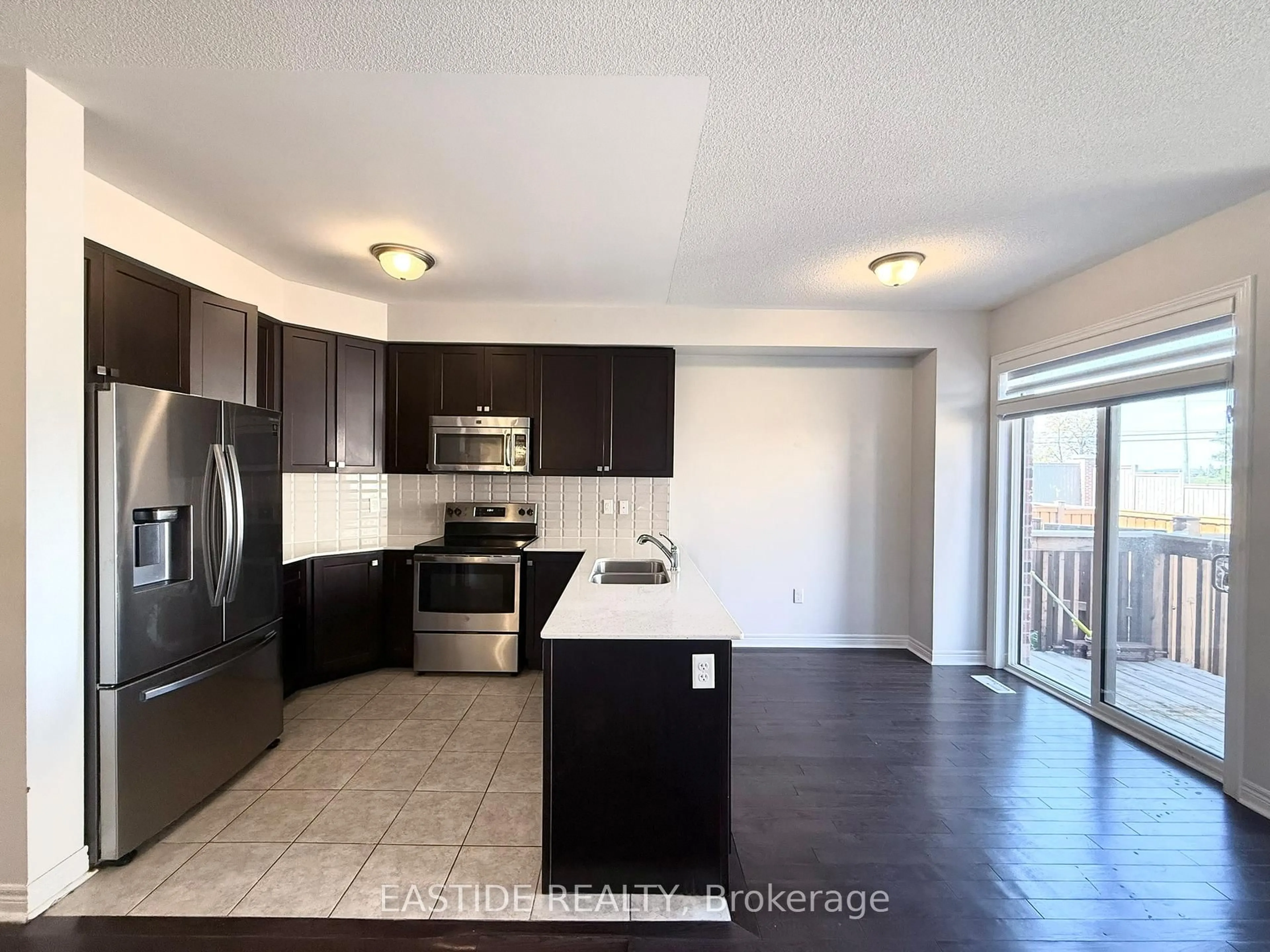Open concept kitchen, unknown for 118 Finegan Circ, Brampton Ontario L7A 4Z9