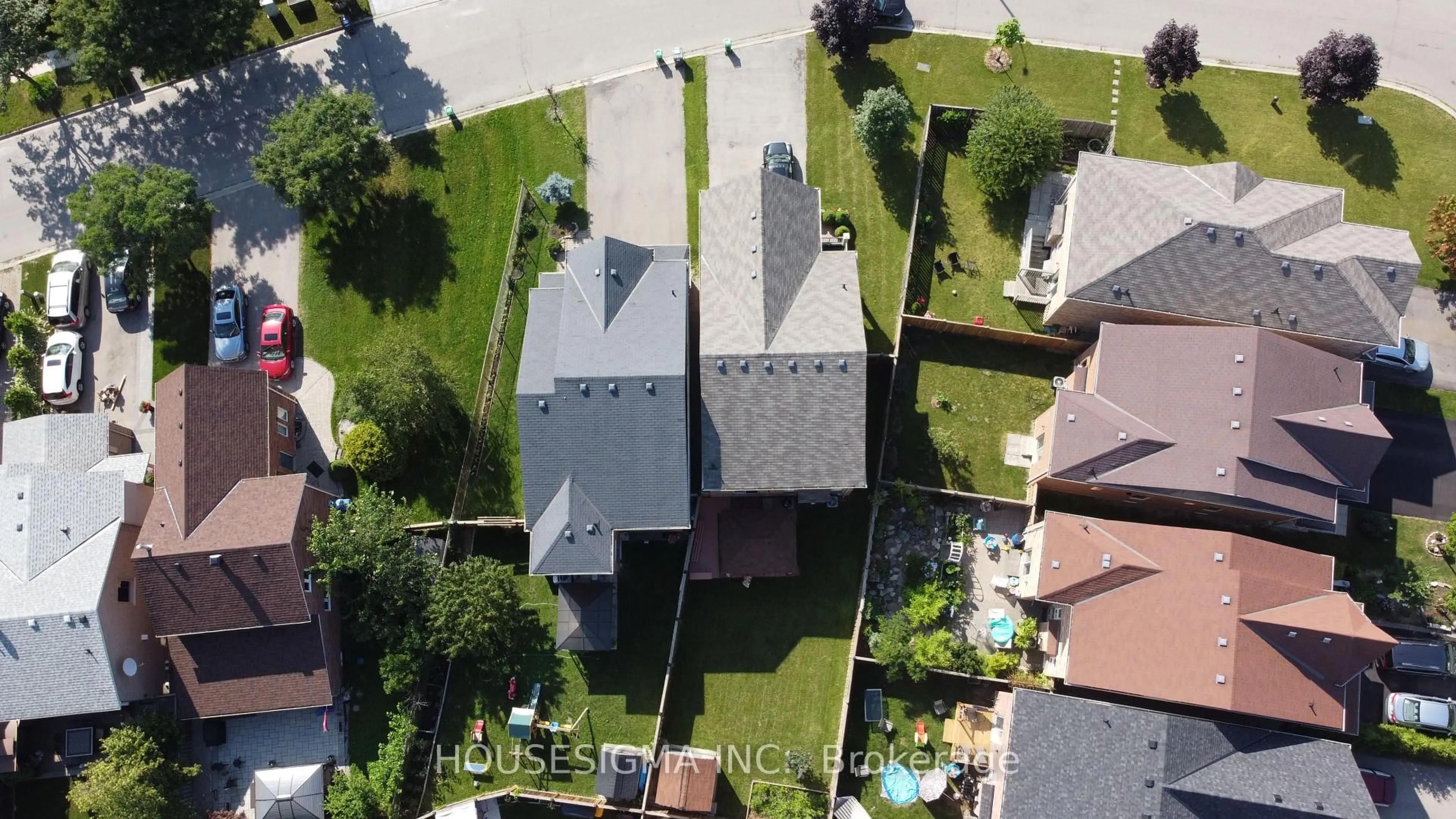 A pic from outside/outdoor area/front of a property/back of a property/a pic from drone, street for 415 Hillbury Dr, Mississauga Ontario L5R 0B2