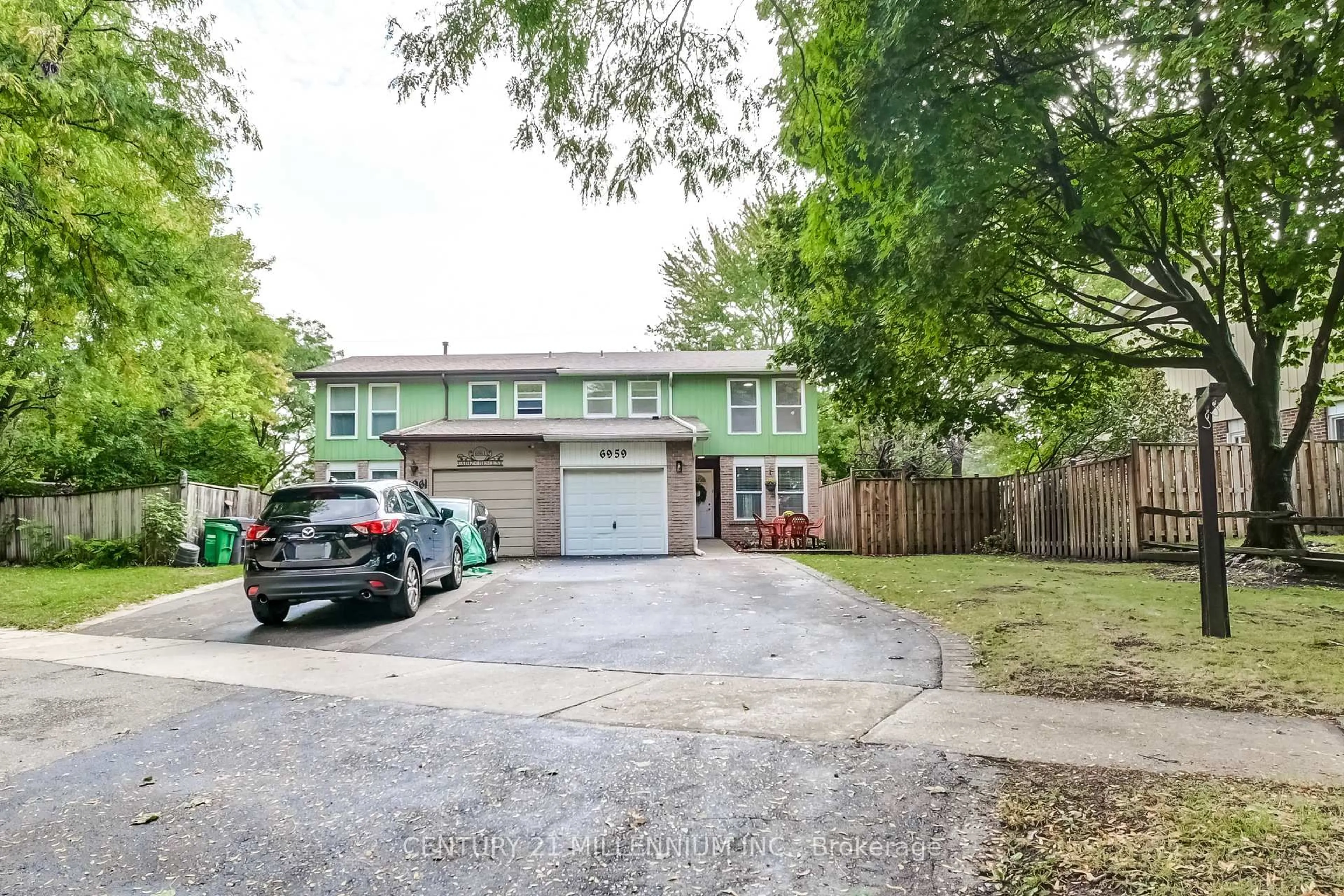 A pic from outside/outdoor area/front of a property/back of a property/a pic from drone, street for 6959 Cadiz Cres, Mississauga Ontario L5N 1Y3