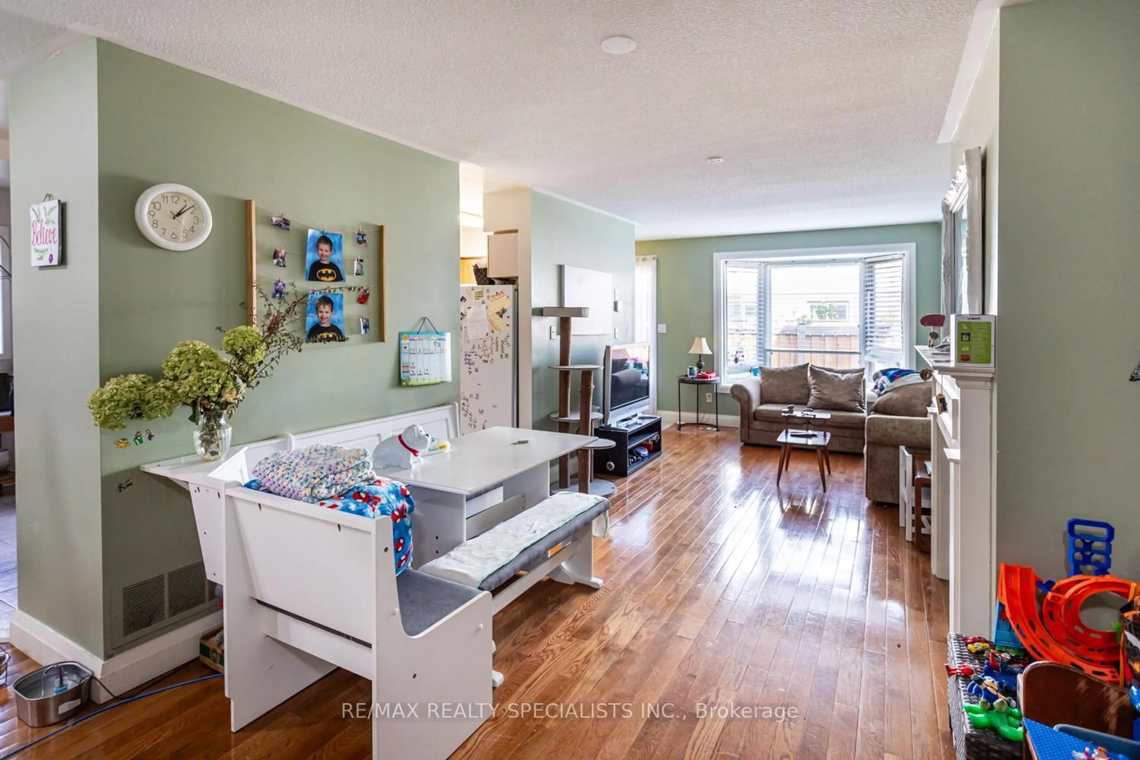 Living room with furniture, wood/laminate floor for 1231 Parkwest Pl #26, Mississauga Ontario L5E 3J3