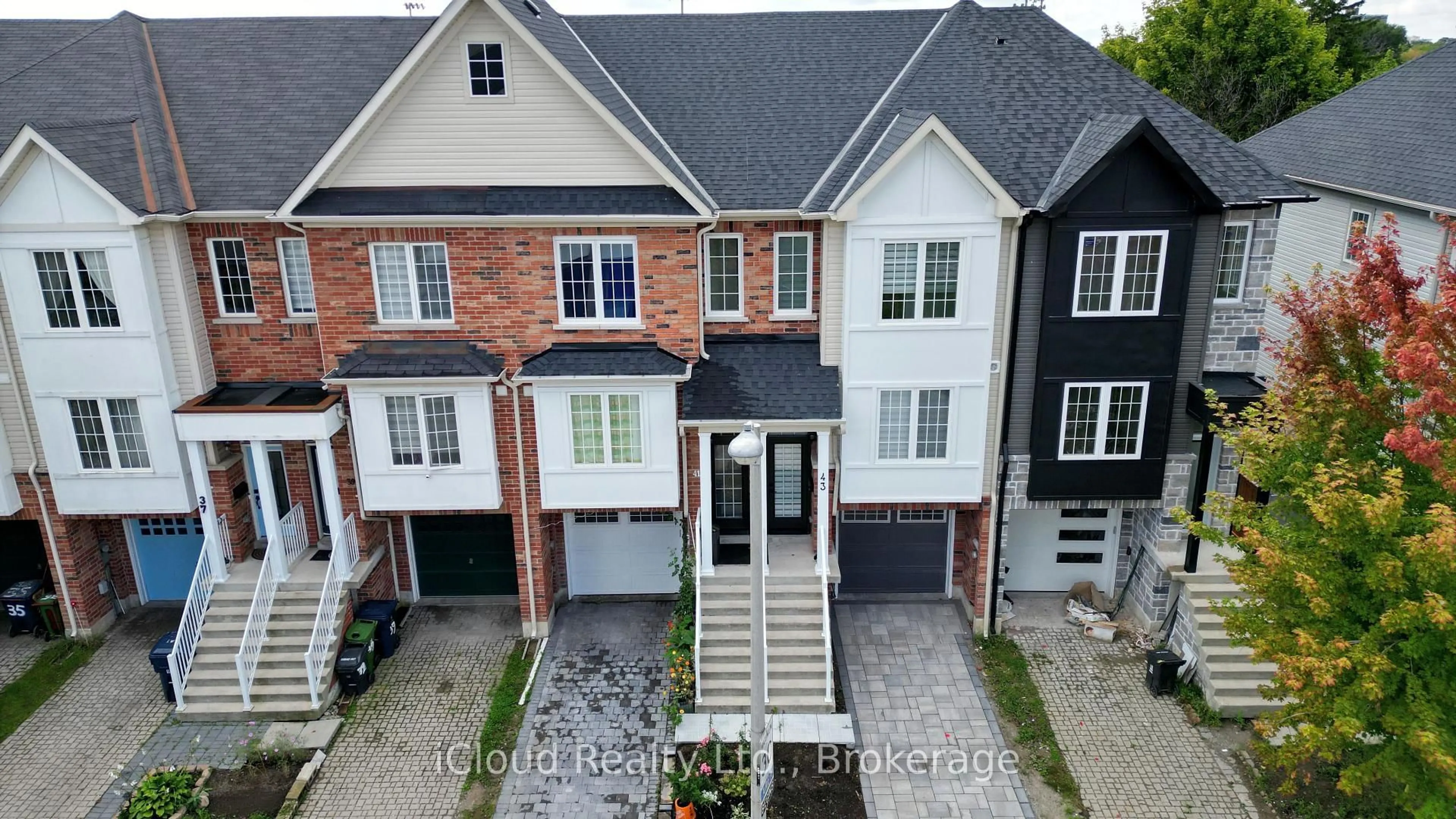 A pic from outside/outdoor area/front of a property/back of a property/a pic from drone, street for 43 Mantello Dr, Toronto Ontario M3J 0H6